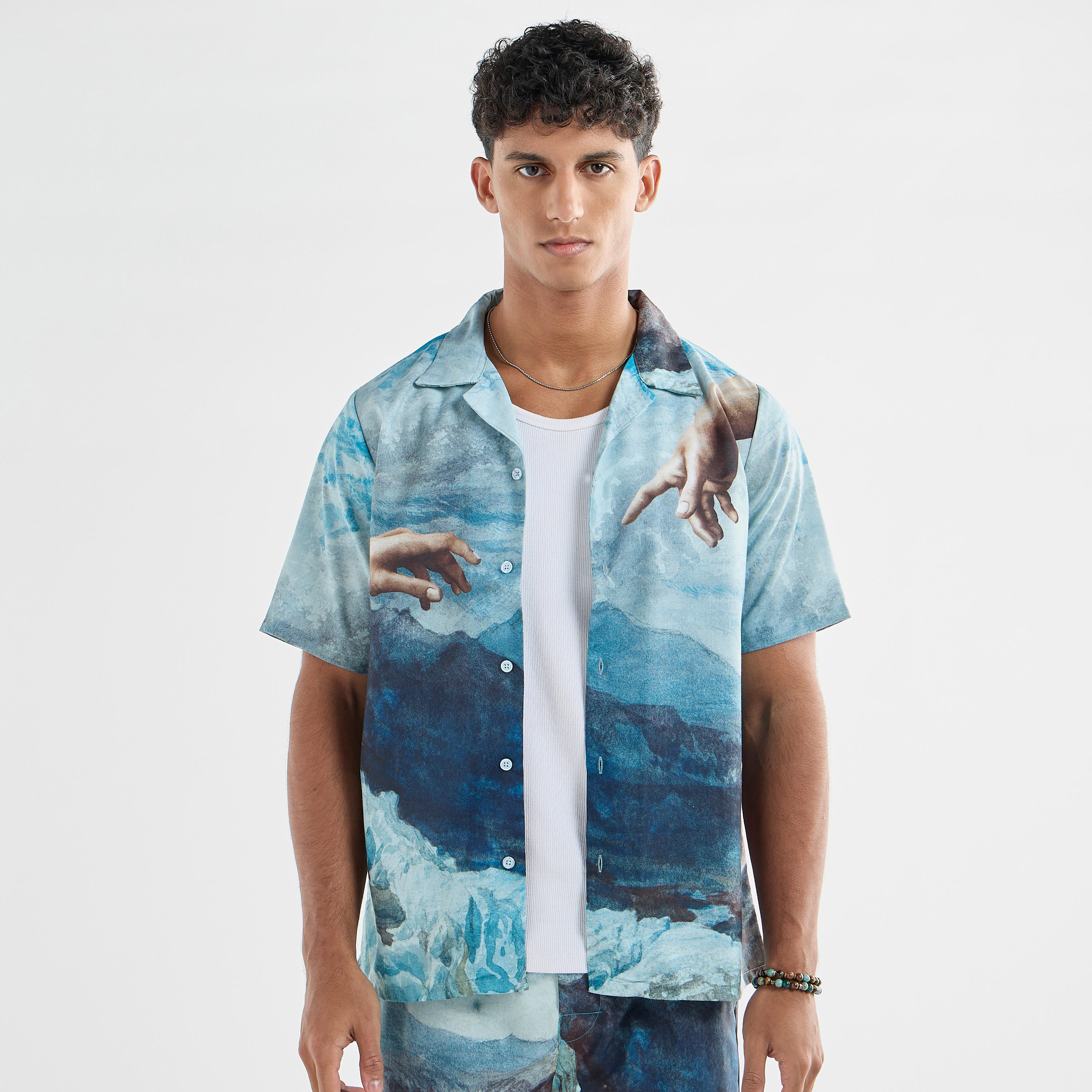 قميص بطبعات جرافيك وياقة كامب وأكمام قصيرة-men-clothing-shirts-image-1