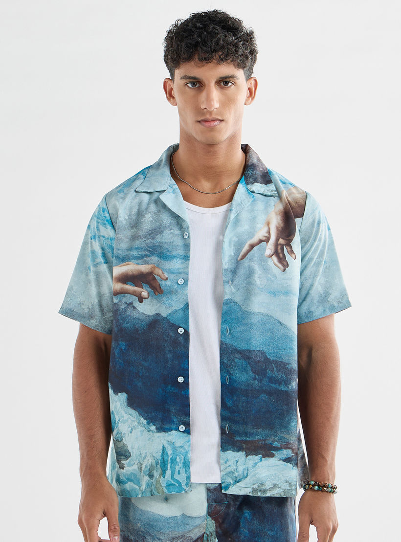قميص بطبعات جرافيك وياقة كامب وأكمام قصيرة-men-clothing-shirts-image-1
