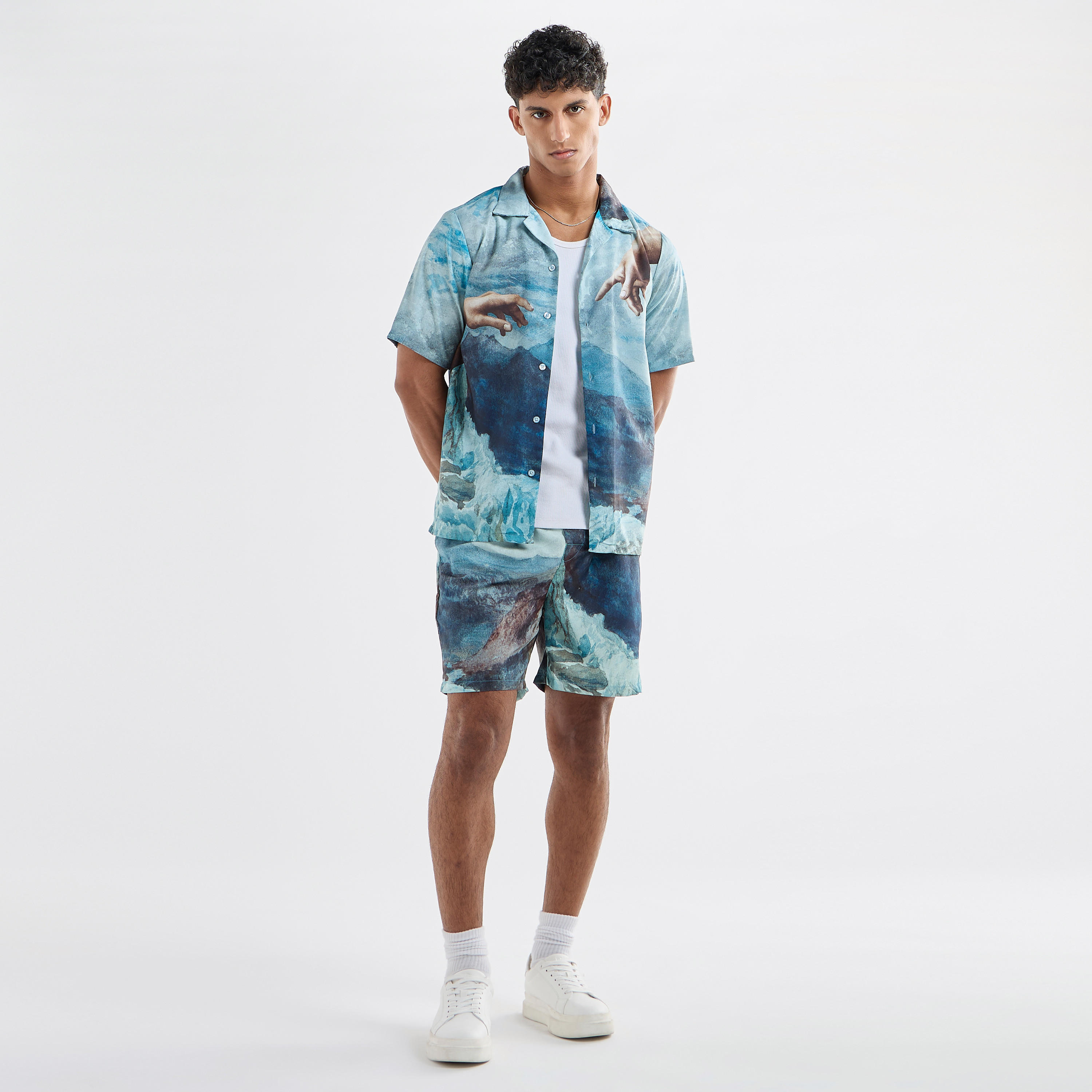 قميص بطبعات جرافيك وياقة كامب وأكمام قصيرة-men-clothing-shirts-image-2