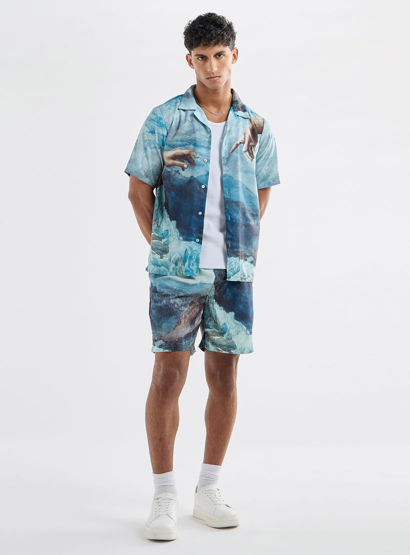 قميص بطبعات جرافيك وياقة كامب وأكمام قصيرة-men-clothing-shirts-image-2