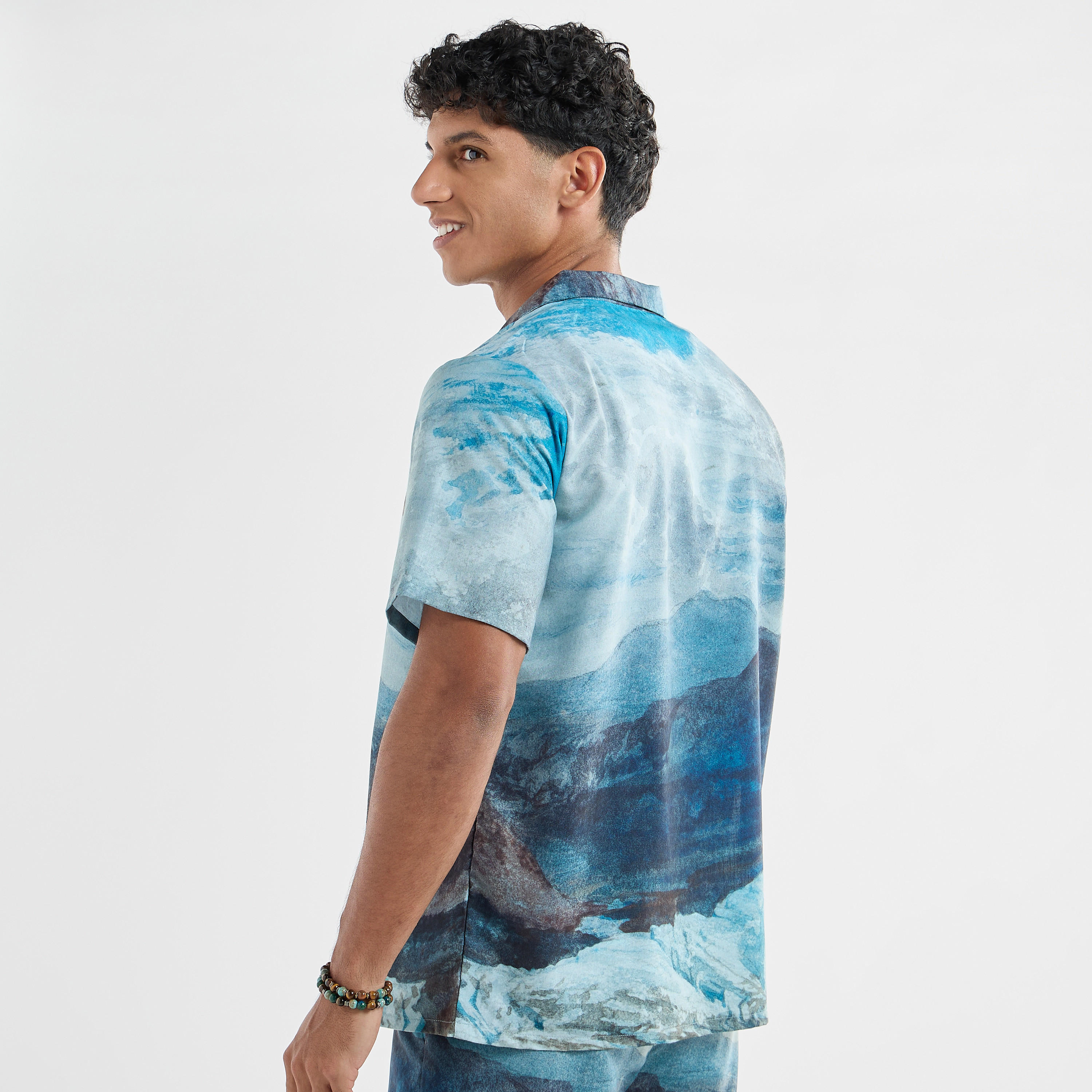 قميص بطبعات جرافيك وياقة كامب وأكمام قصيرة-men-clothing-shirts-image-3