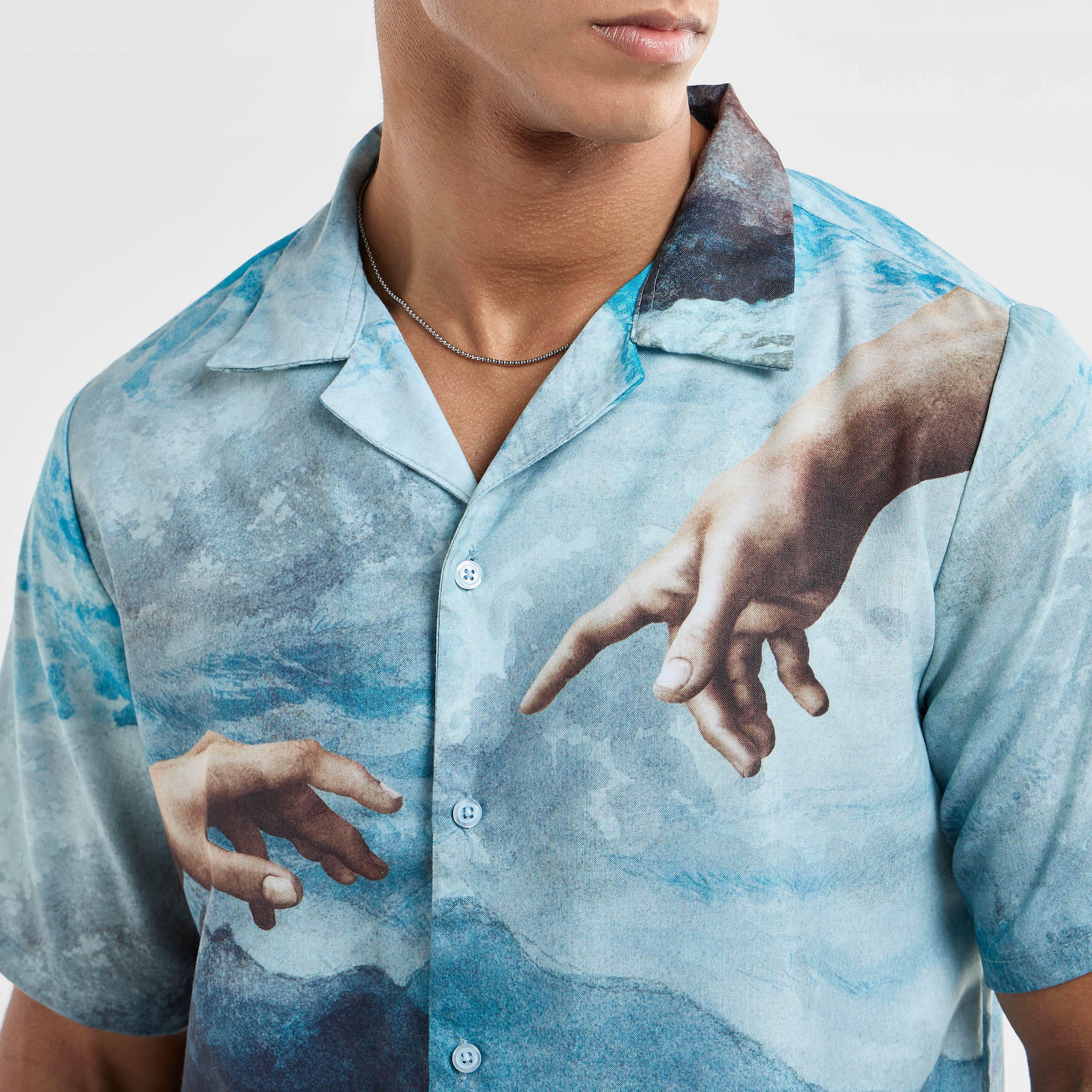 قميص بطبعات جرافيك وياقة كامب وأكمام قصيرة-men-clothing-shirts-image-4