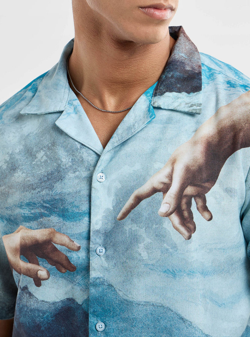 قميص بطبعات جرافيك وياقة كامب وأكمام قصيرة-men-clothing-shirts-image-4