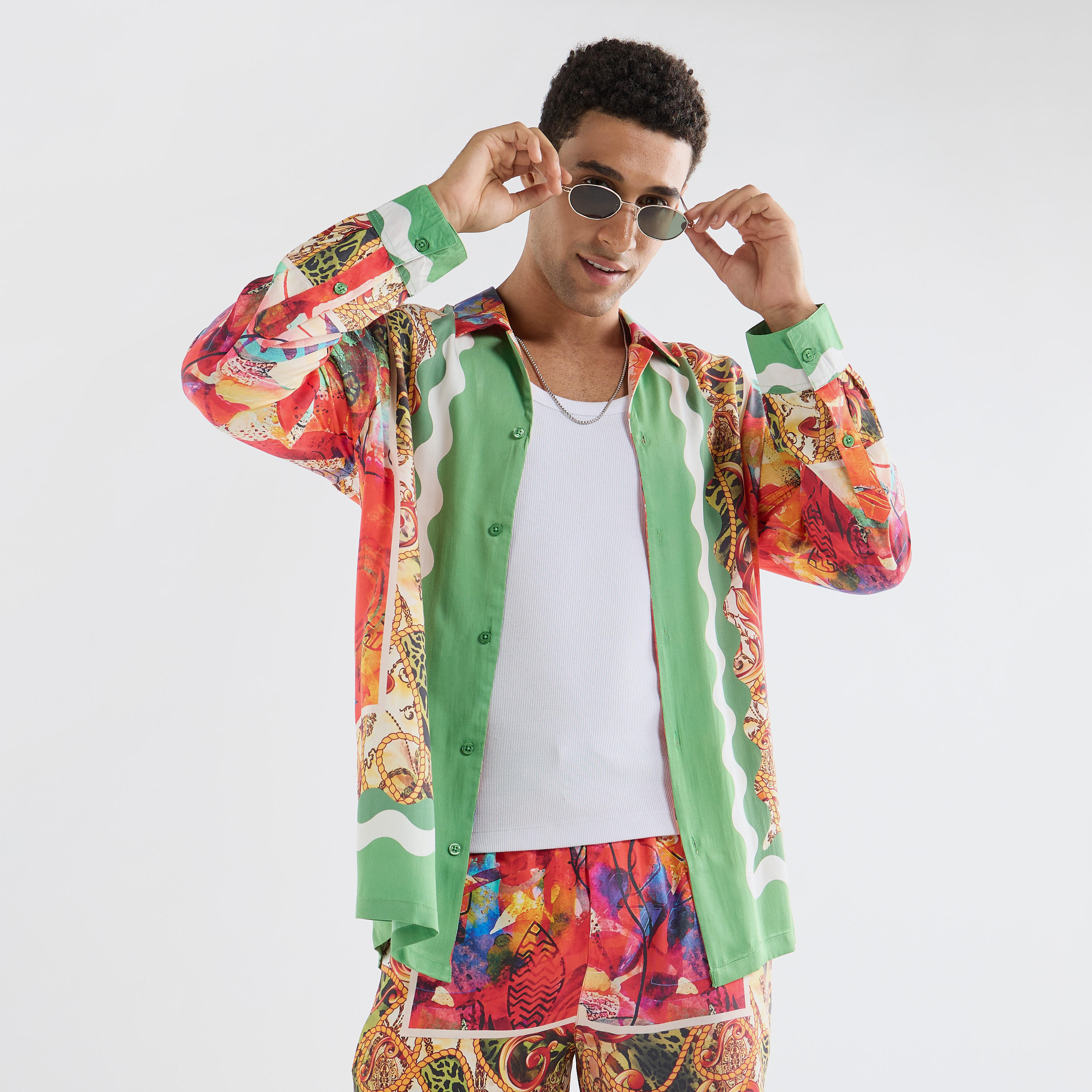 قميص بياقة كامب وأكمام طويلة وقصة عادية وطبعات-men-clothing-shirts-image-1
