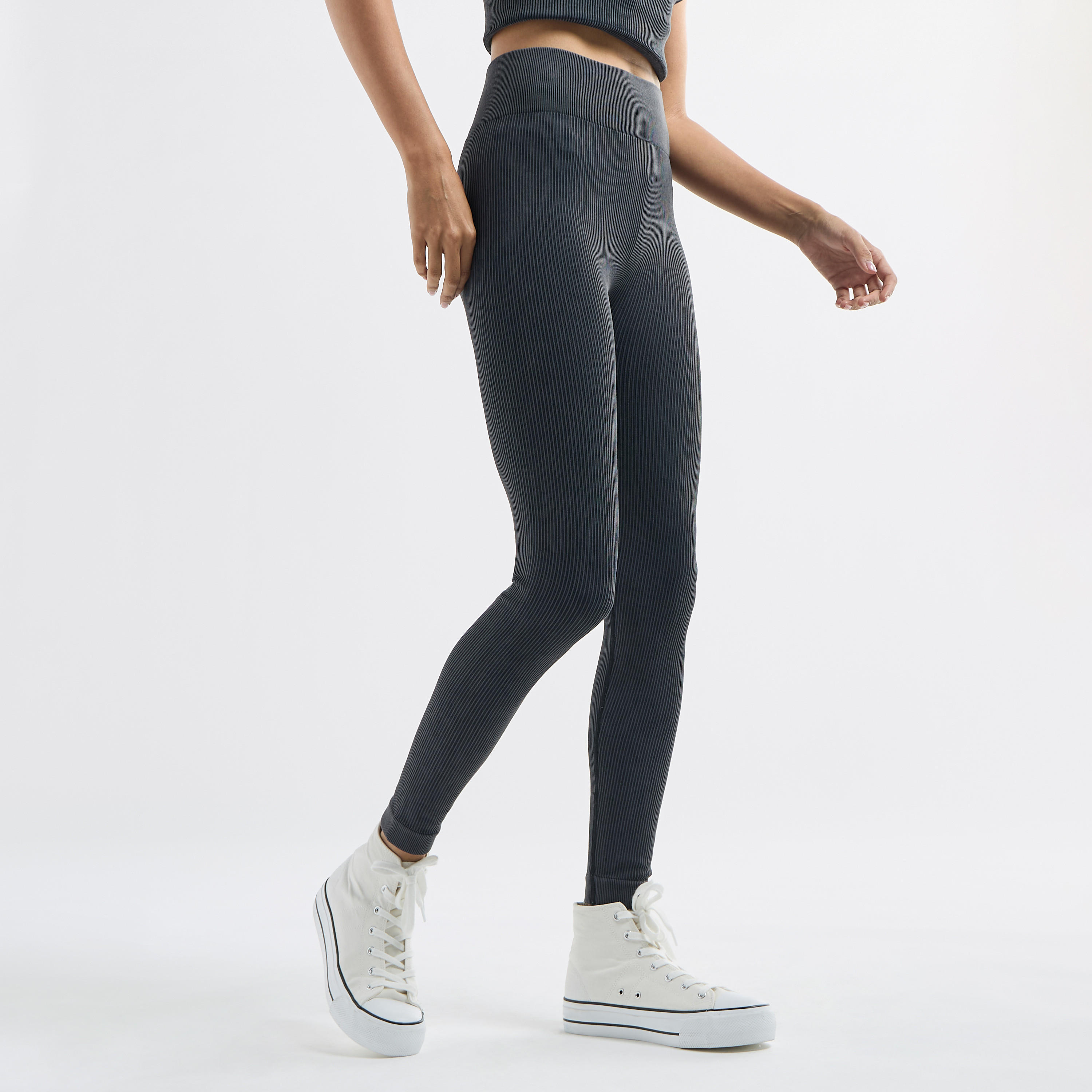 بنطلون ليقنز مضّلع بخصر مطّاطي-women-clothing-bottoms-leggings-image-1