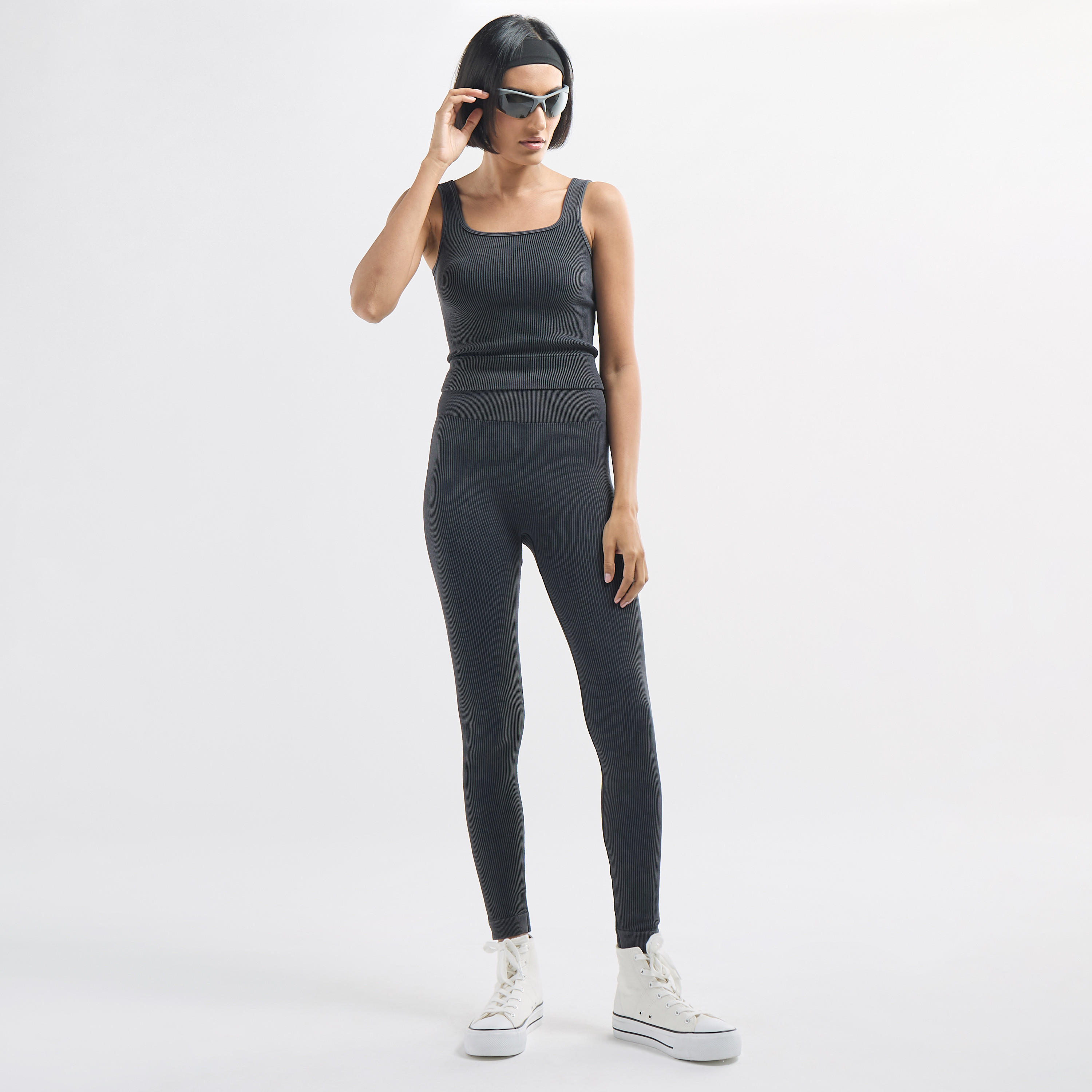 بنطلون ليقنز مضّلع بخصر مطّاطي-women-clothing-bottoms-leggings-image-2
