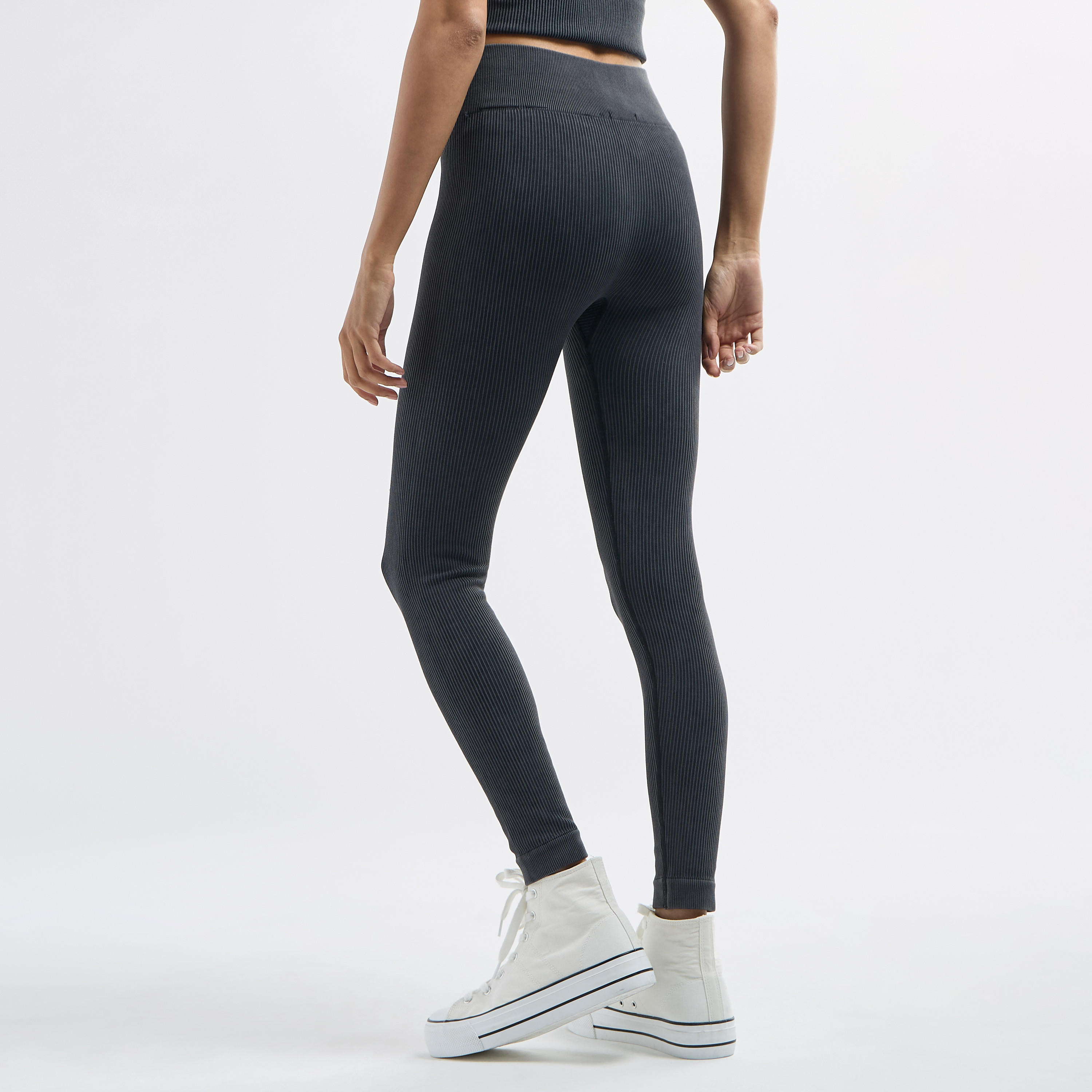 بنطلون ليقنز مضّلع بخصر مطّاطي-women-clothing-bottoms-leggings-image-3