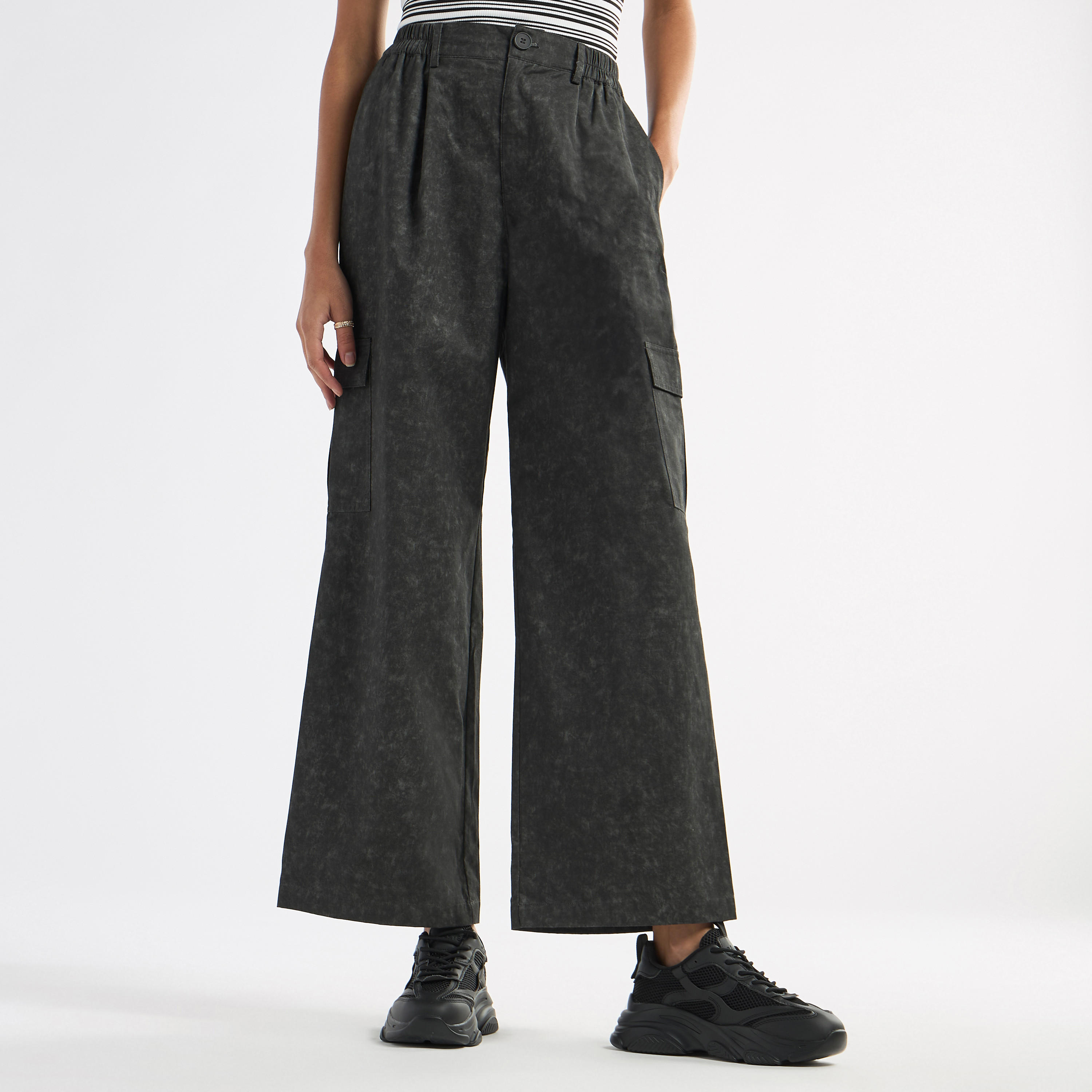 بنطلون كارجو دنيم واسع الساقين بخصر مطاطي وطبعات-women-clothing-bottoms-trousers-image-1