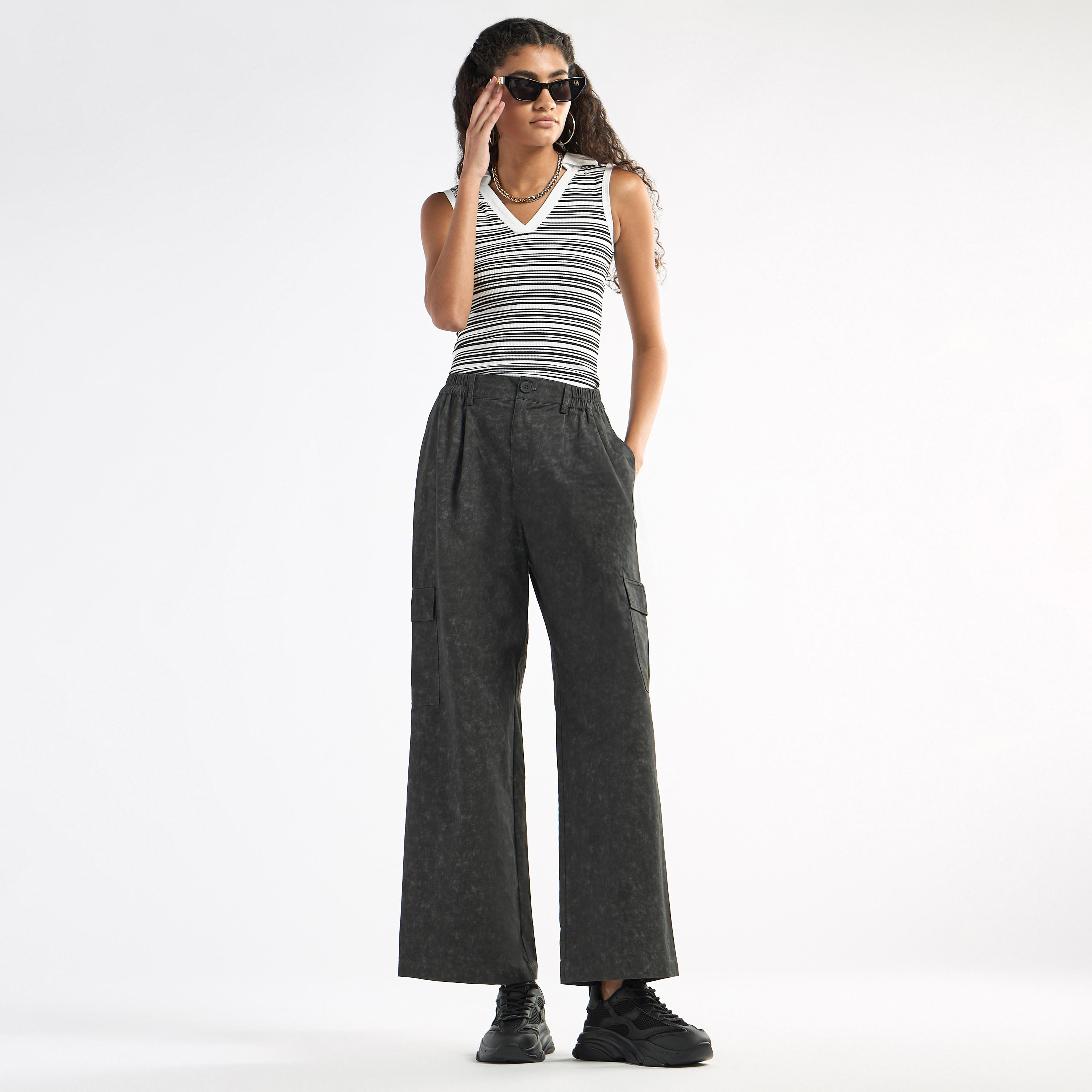بنطلون كارجو دنيم واسع الساقين بخصر مطاطي وطبعات-women-clothing-bottoms-trousers-image-2