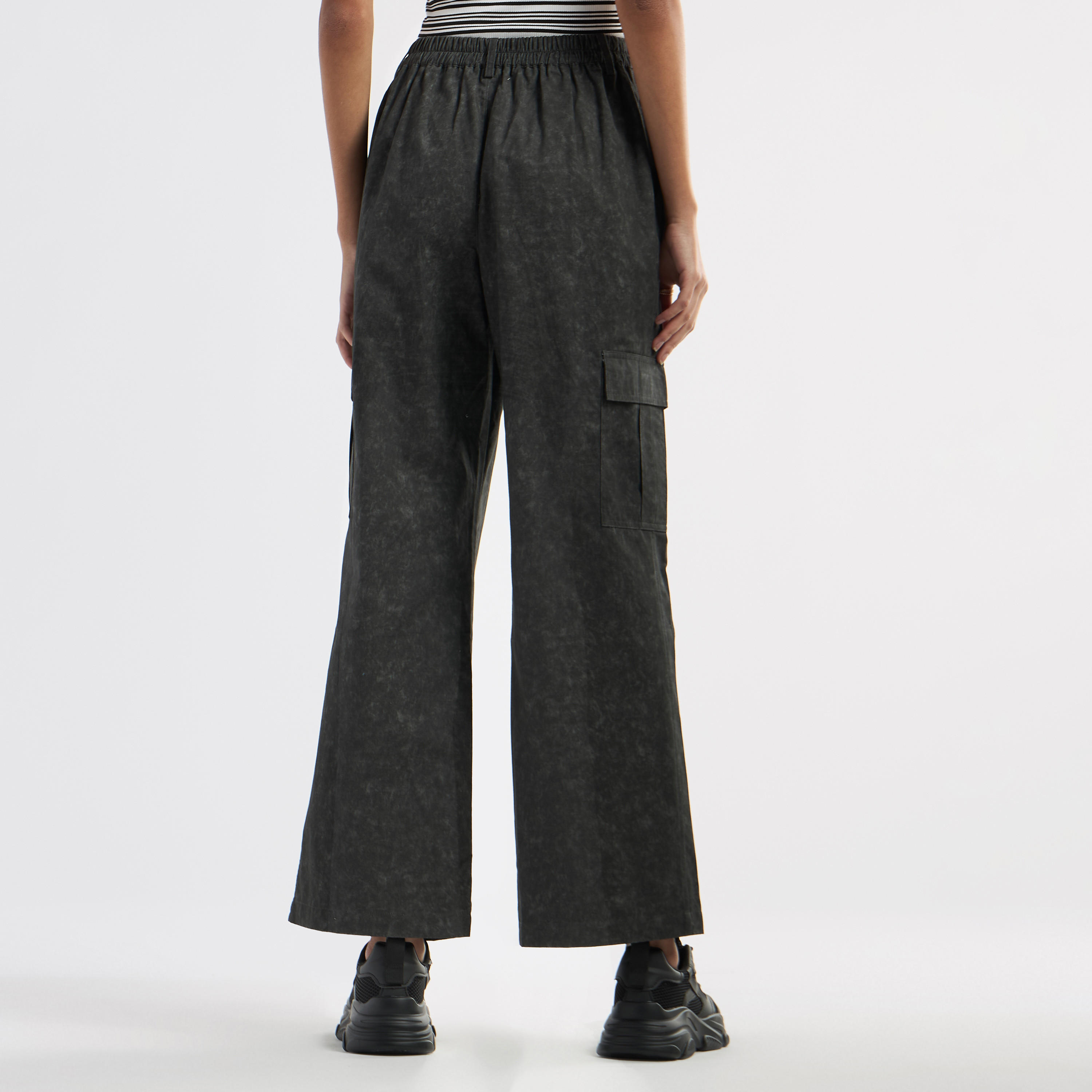 بنطلون كارجو دنيم واسع الساقين بخصر مطاطي وطبعات-women-clothing-bottoms-trousers-image-3