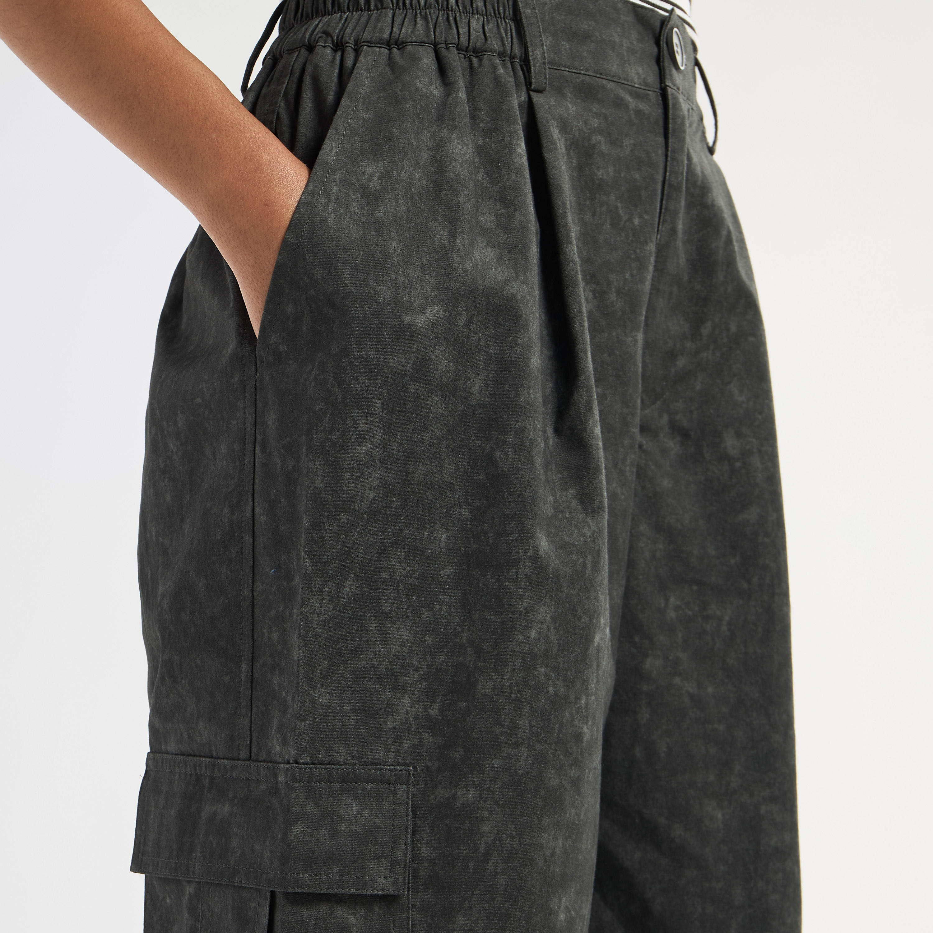 بنطلون كارجو دنيم واسع الساقين بخصر مطاطي وطبعات-women-clothing-bottoms-trousers-image-4
