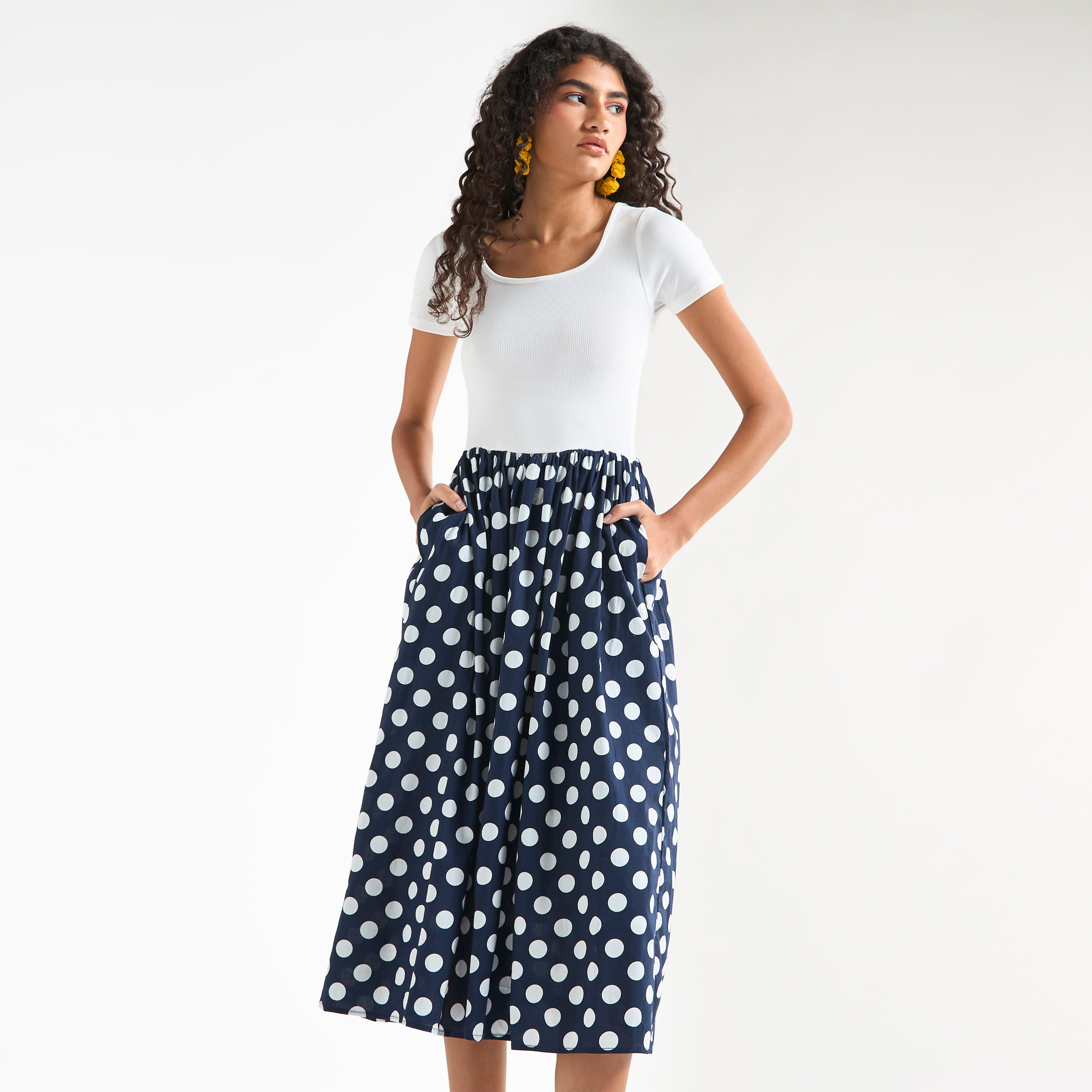 فستان إيه لاين بأكمام قصيرة وجيوب وطبعات منقّطة-women-clothing-dresses-image-1