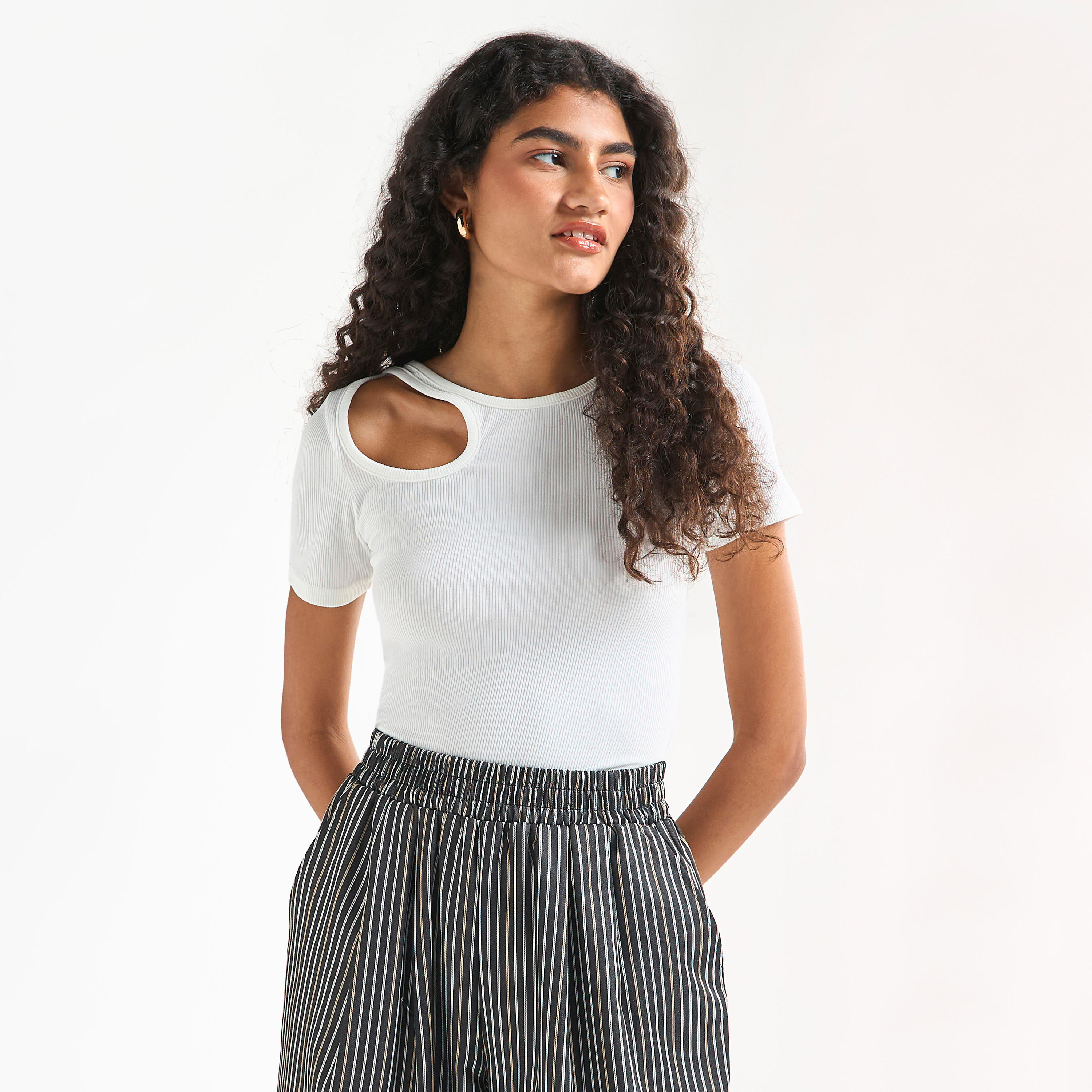 بلوزة مضلّعة بياقة ضيقة وأكمام قصيرة وتفاصيل مفرّغة-women-clothing-tshirts-image-1