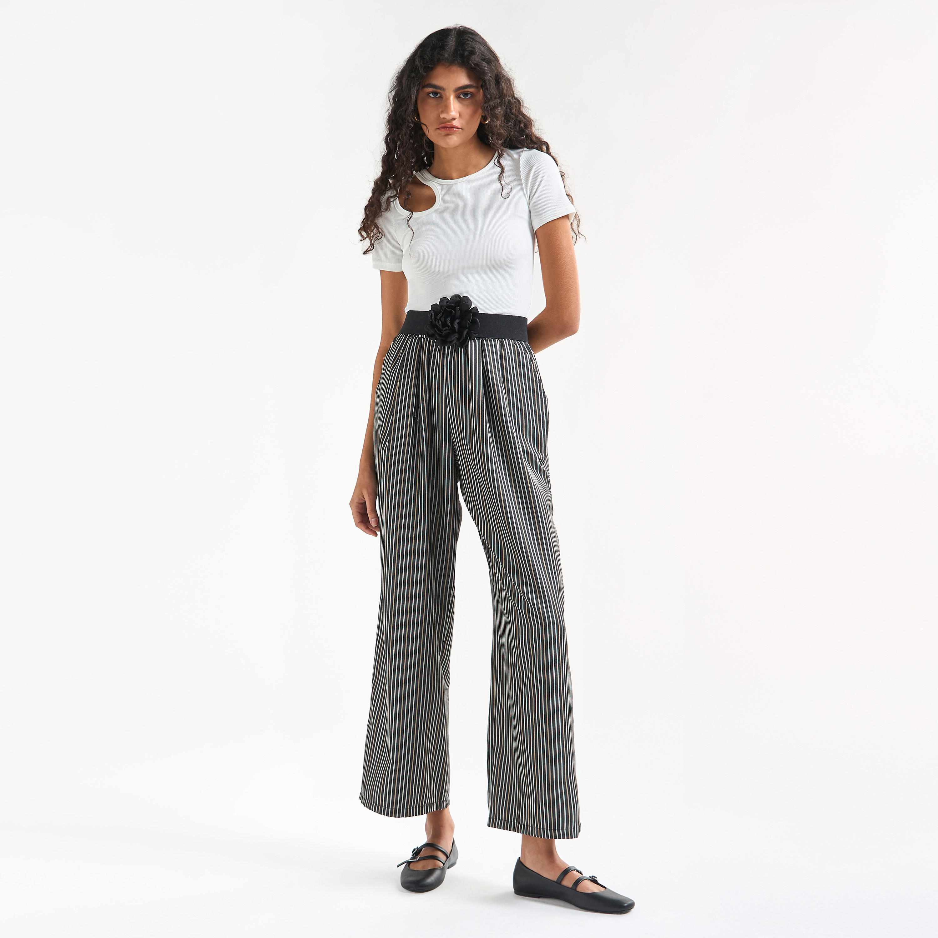 بلوزة مضلّعة بياقة ضيقة وأكمام قصيرة وتفاصيل مفرّغة-women-clothing-tshirts-image-2