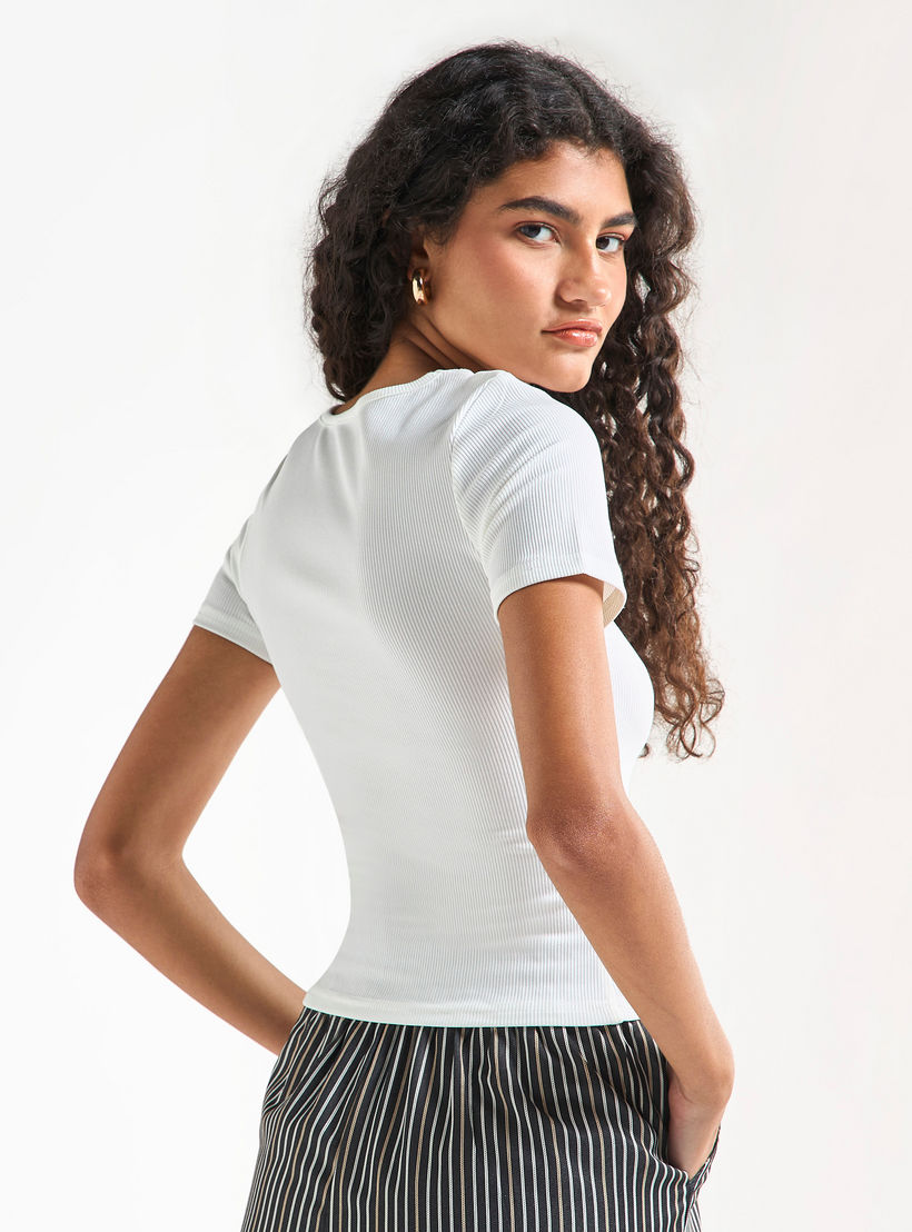 بلوزة مضلّعة بياقة ضيقة وأكمام قصيرة وتفاصيل مفرّغة-women-clothing-tshirts-image-3