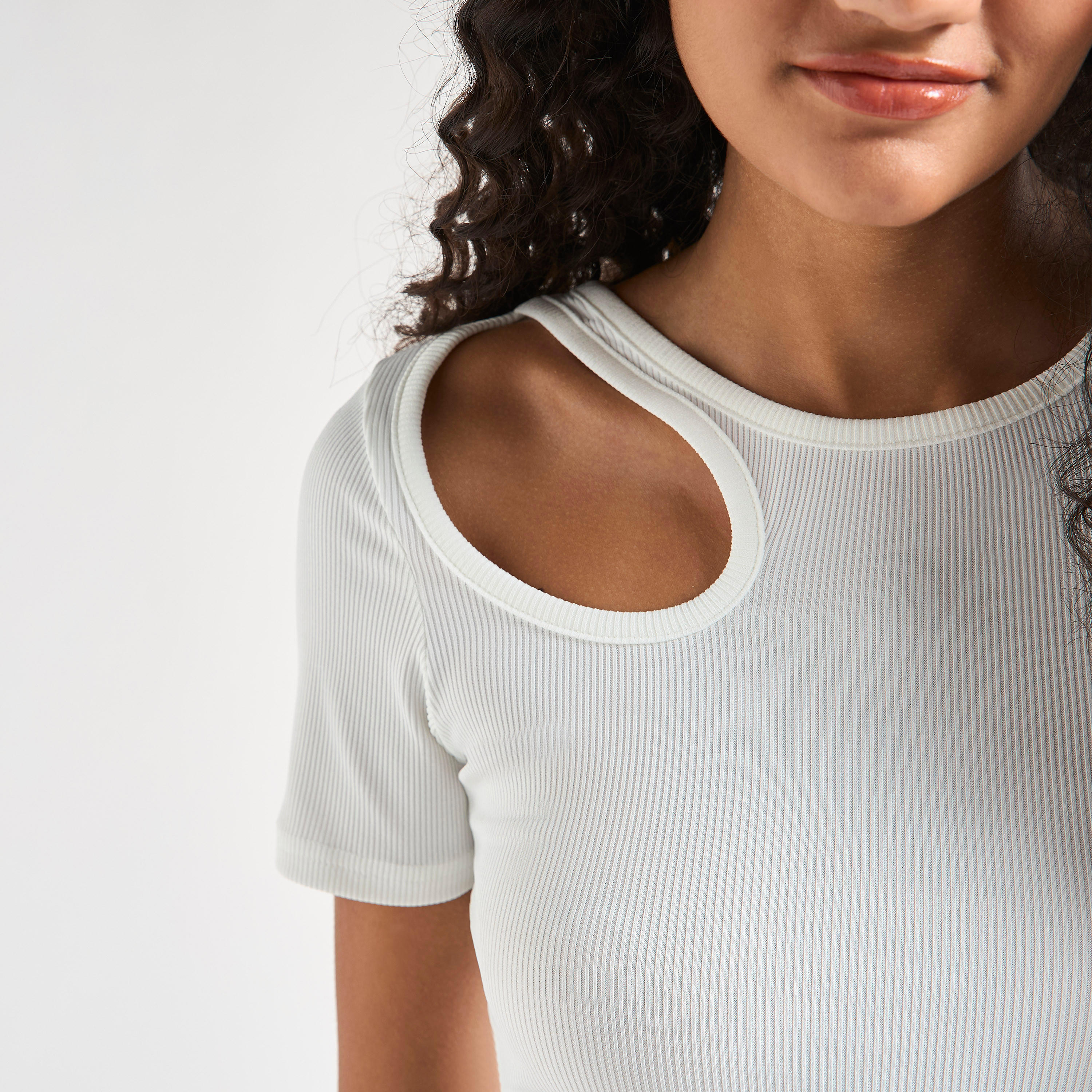 بلوزة مضلّعة بياقة ضيقة وأكمام قصيرة وتفاصيل مفرّغة-women-clothing-tshirts-image-4