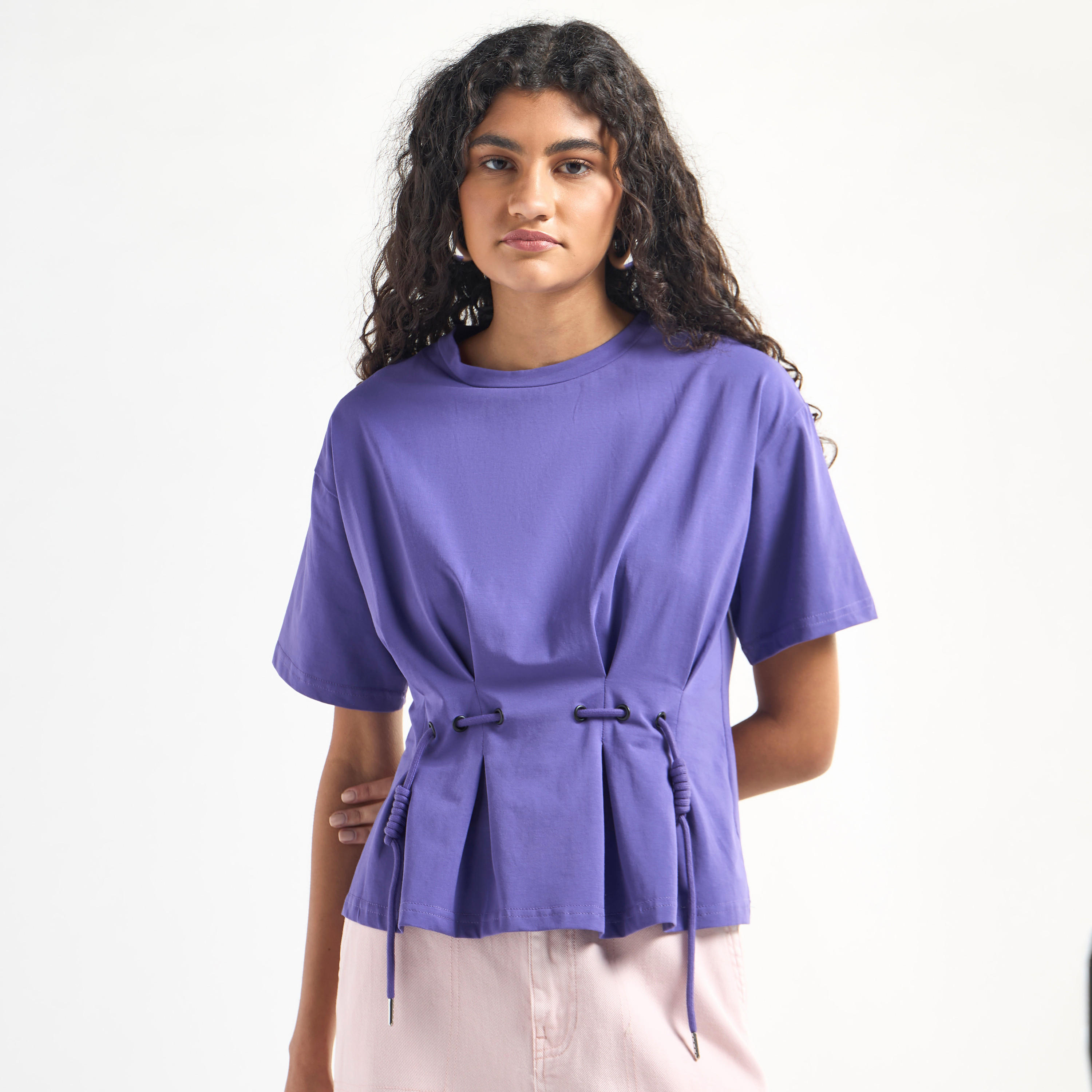 بلوزة بياقة ضيقة وأكمام قصيرة وكشكش-women-clothing-tshirts-image-1