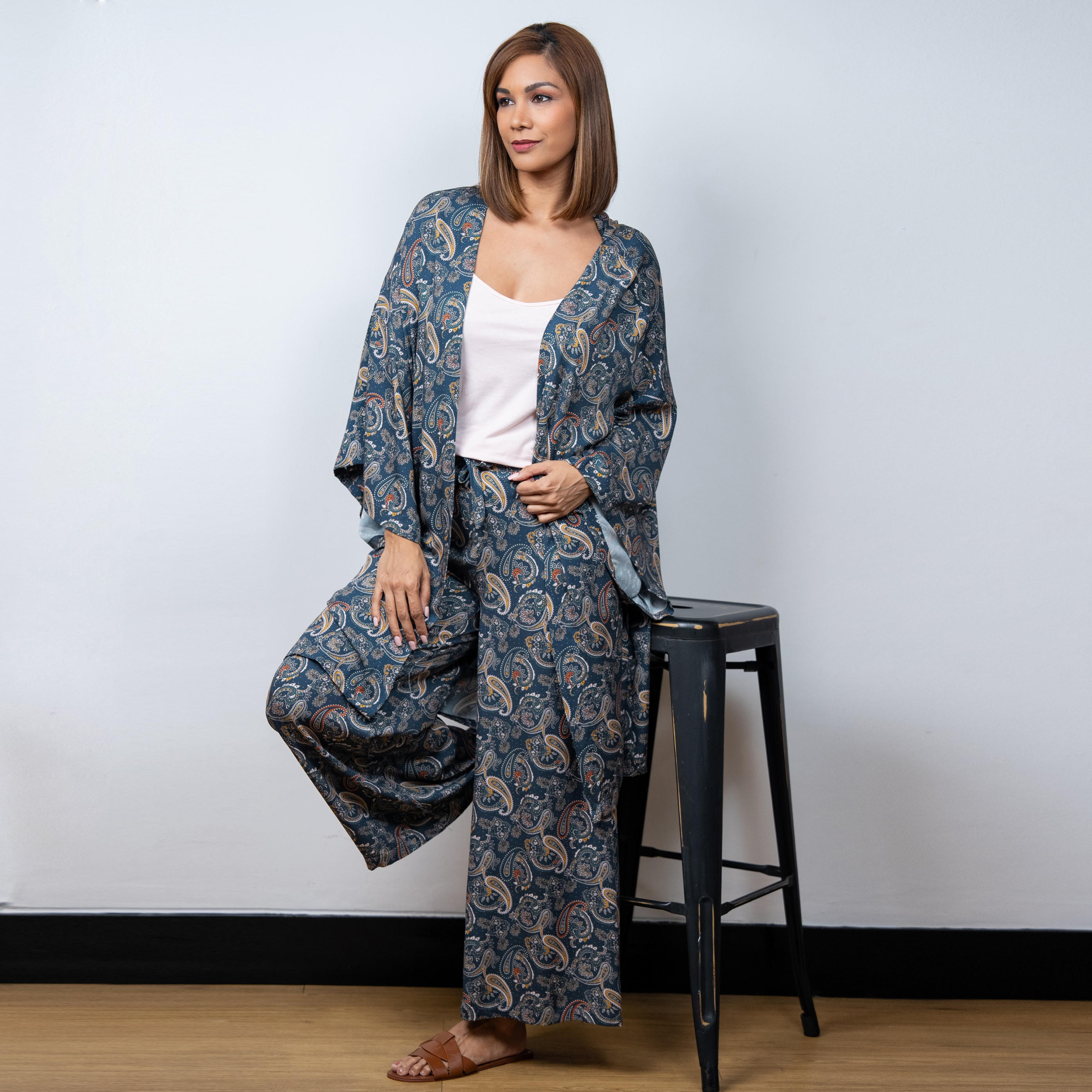 طقم بلوزة كامي وبنطلون واسع الساقين وقفطان مفتوح من الأمام بطبعات بيزلي من آدارايا-women-clothing-nightwear-pyjamas-longsets-image-1