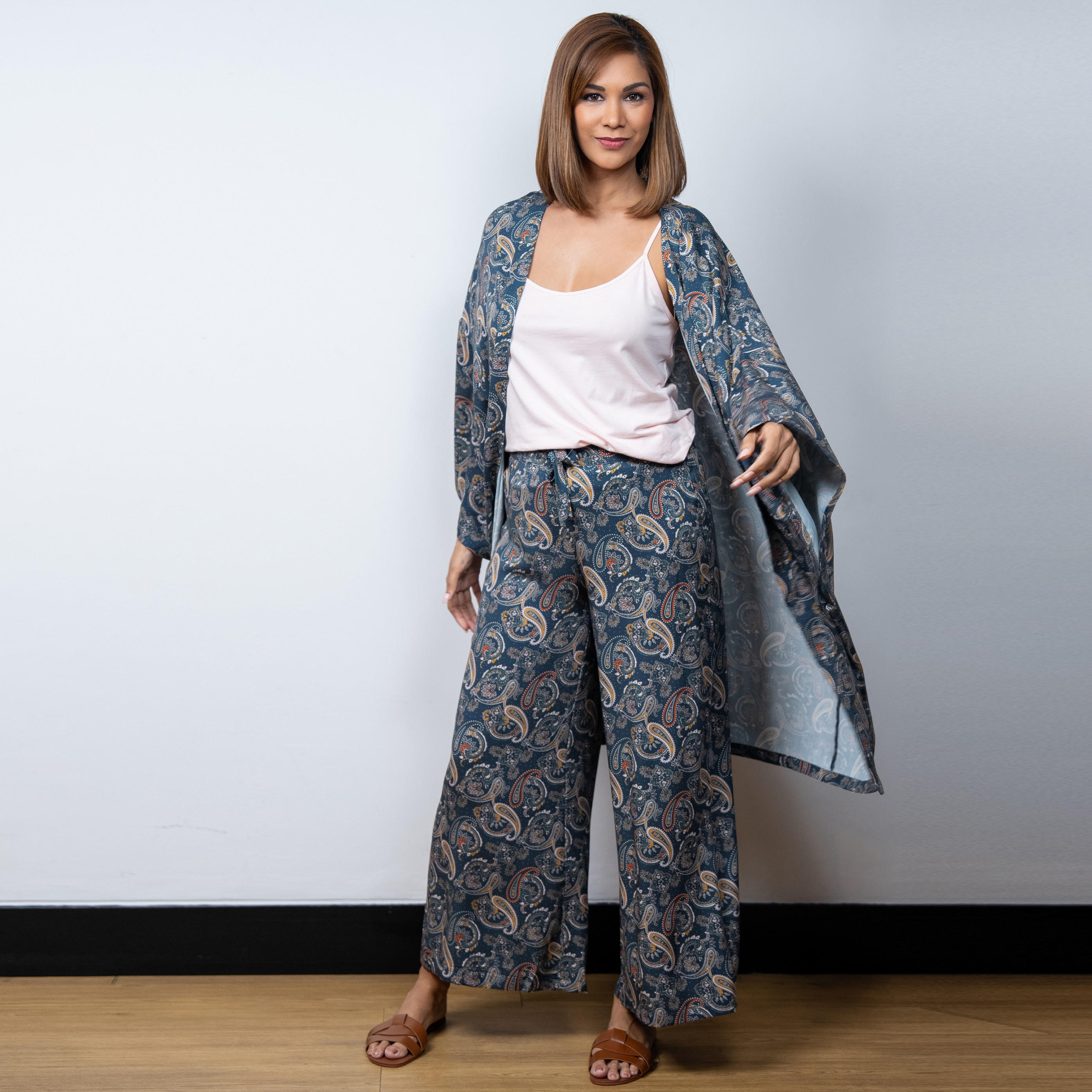 طقم بلوزة كامي وبنطلون واسع الساقين وقفطان مفتوح من الأمام بطبعات بيزلي من آدارايا-women-clothing-nightwear-pyjamas-longsets-image-2