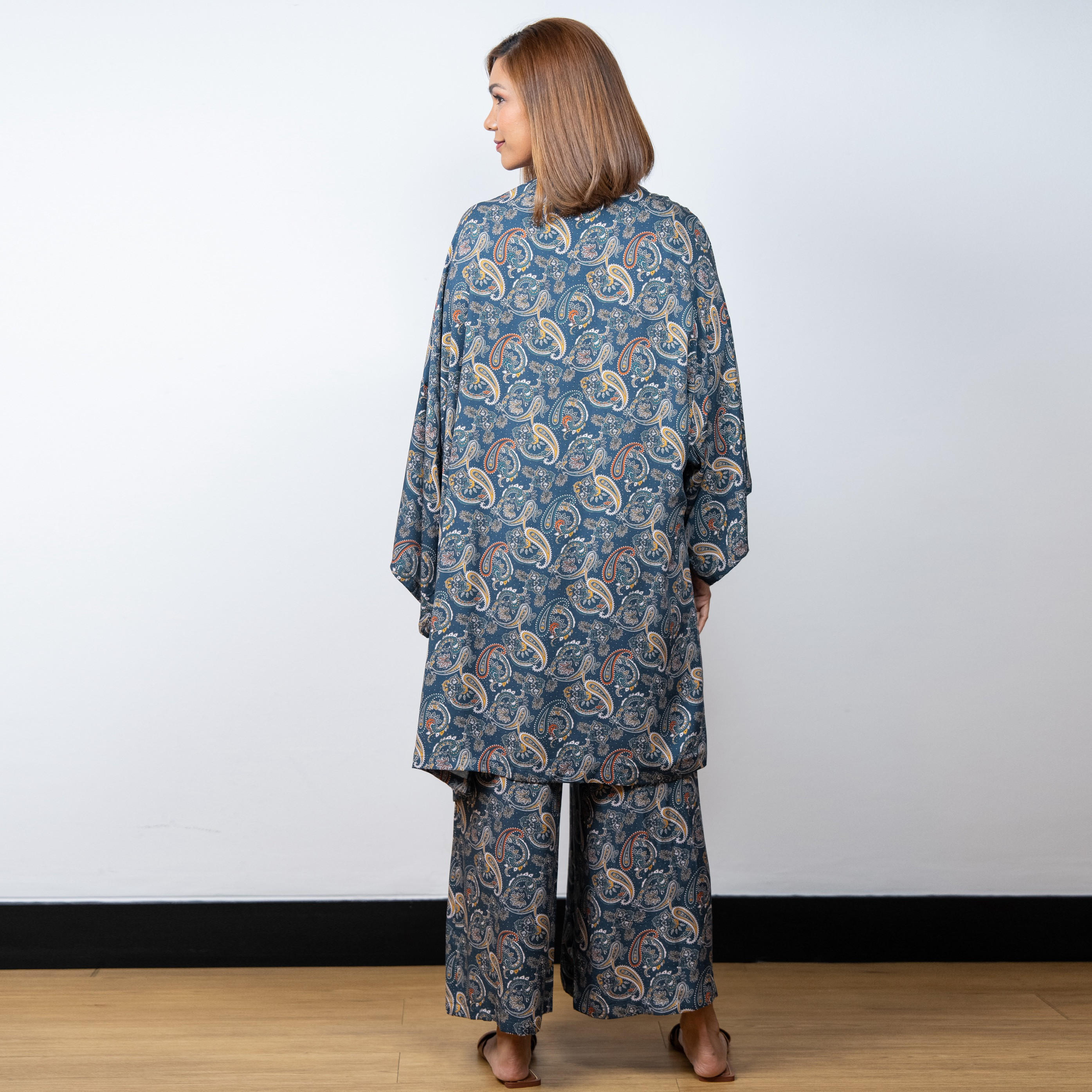 طقم بلوزة كامي وبنطلون واسع الساقين وقفطان مفتوح من الأمام بطبعات بيزلي من آدارايا-women-clothing-nightwear-pyjamas-longsets-image-4