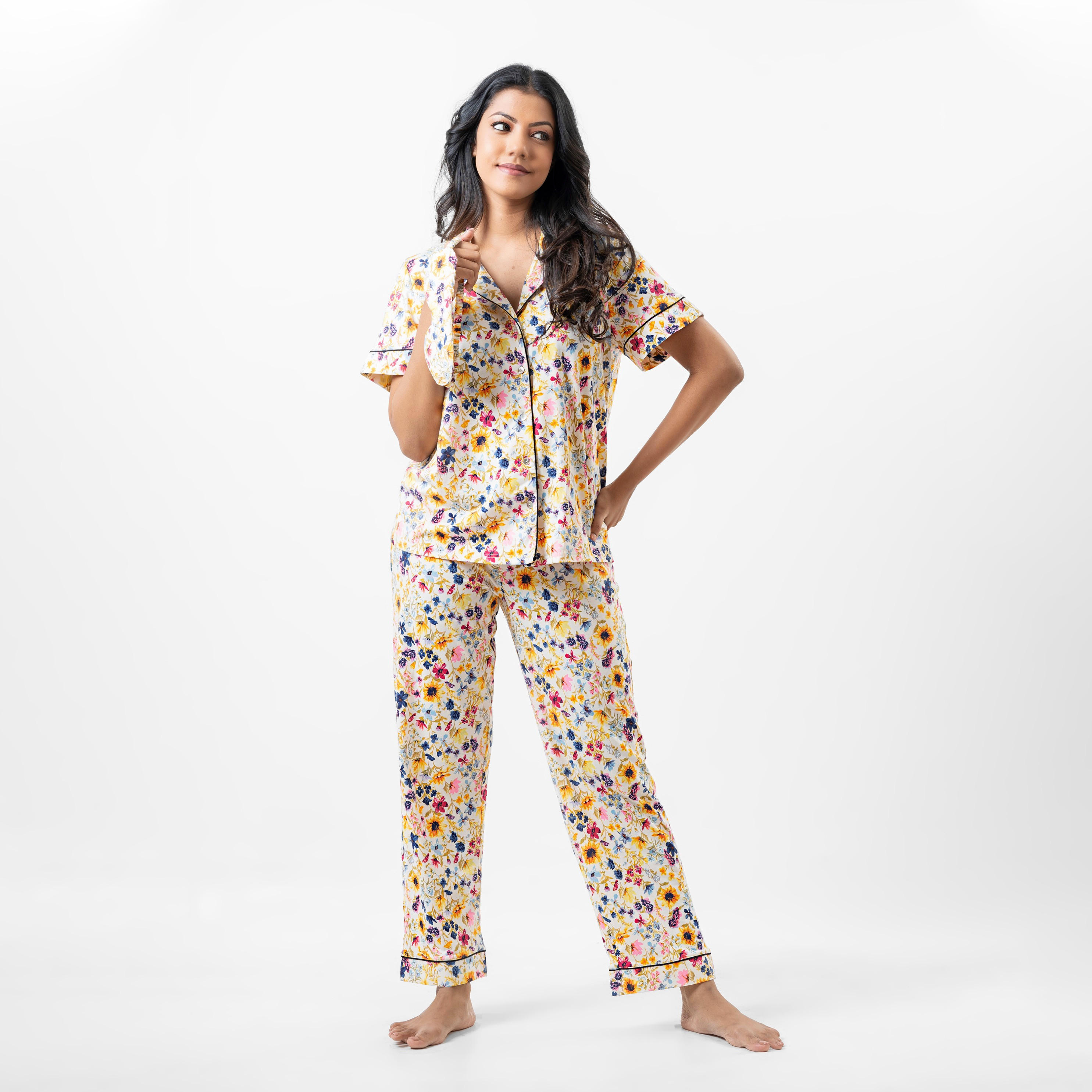 طقم قميص بطبعات زهرية وبنطلون بخصر مطاطي وقناع للعين من آدارايا-women-clothing-nightwear-pyjamas-longsets-image-3