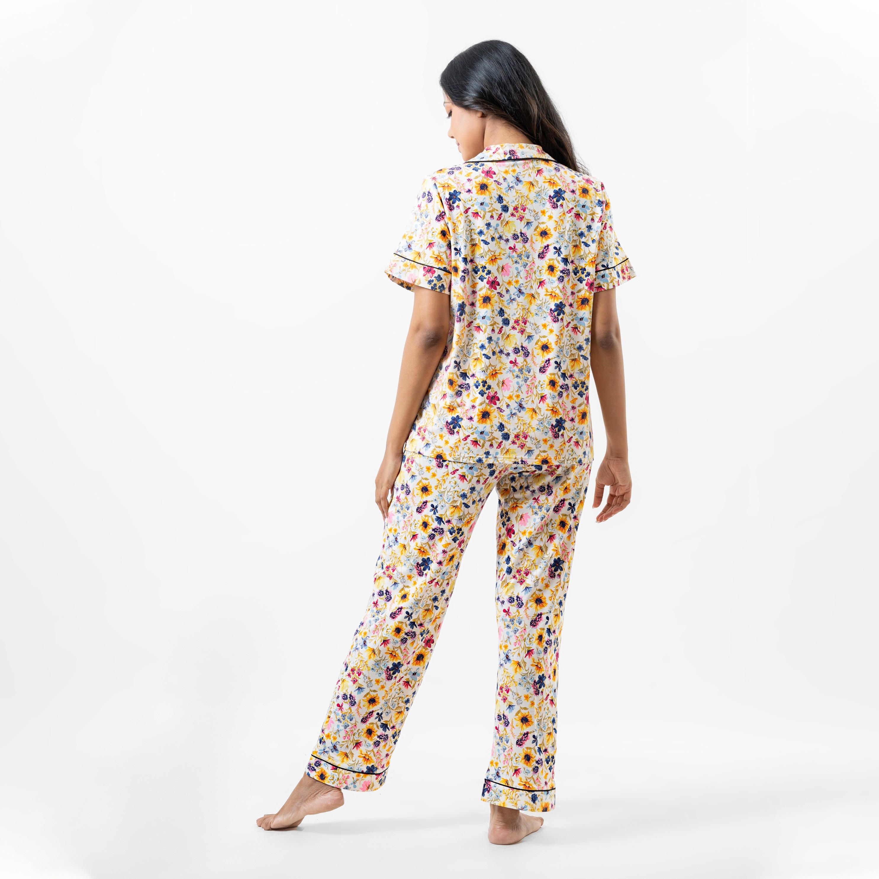 طقم قميص بطبعات زهرية وبنطلون بخصر مطاطي وقناع للعين من آدارايا-women-clothing-nightwear-pyjamas-longsets-image-4