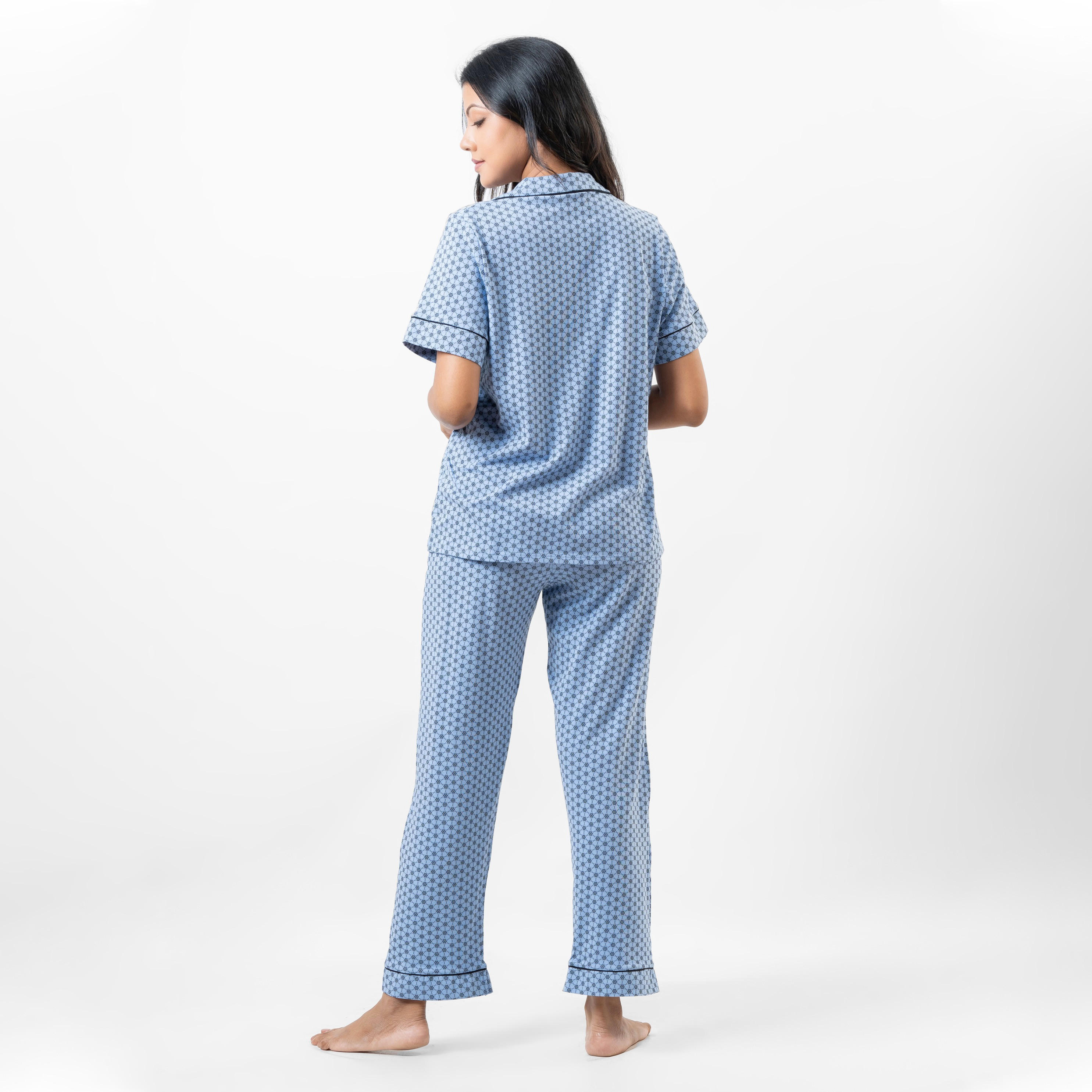 طقم قميص بطبعات وبنطلون بخصر مطاطي وقناع للعين من آدارايا-women-clothing-nightwear-pyjamas-longsets-image-4
