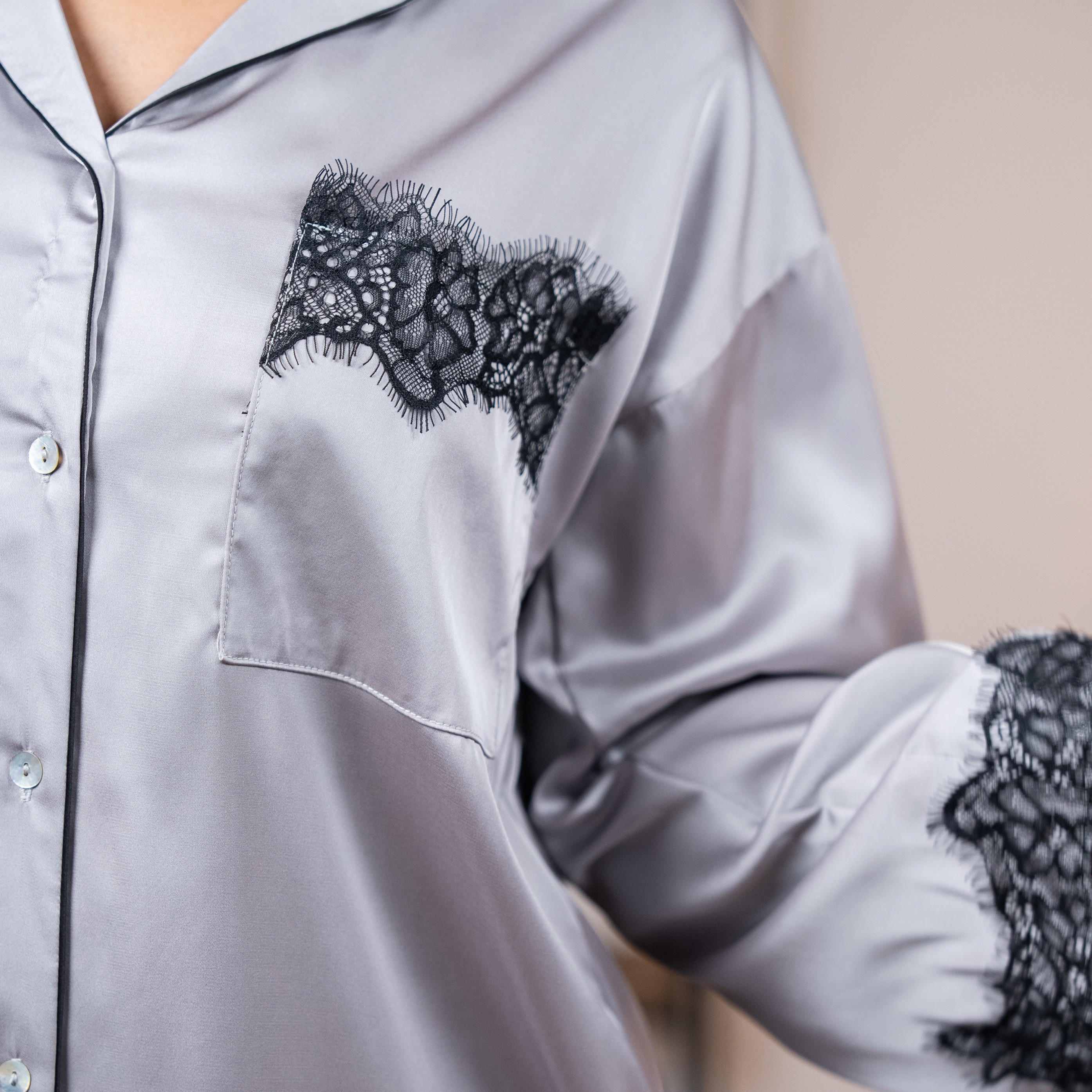 قميص نوم ساتان بأكمام طويلة وتفاصيل دانتيل وجيب من آدارايا-women-clothing-nightwear-nighties-image-2
