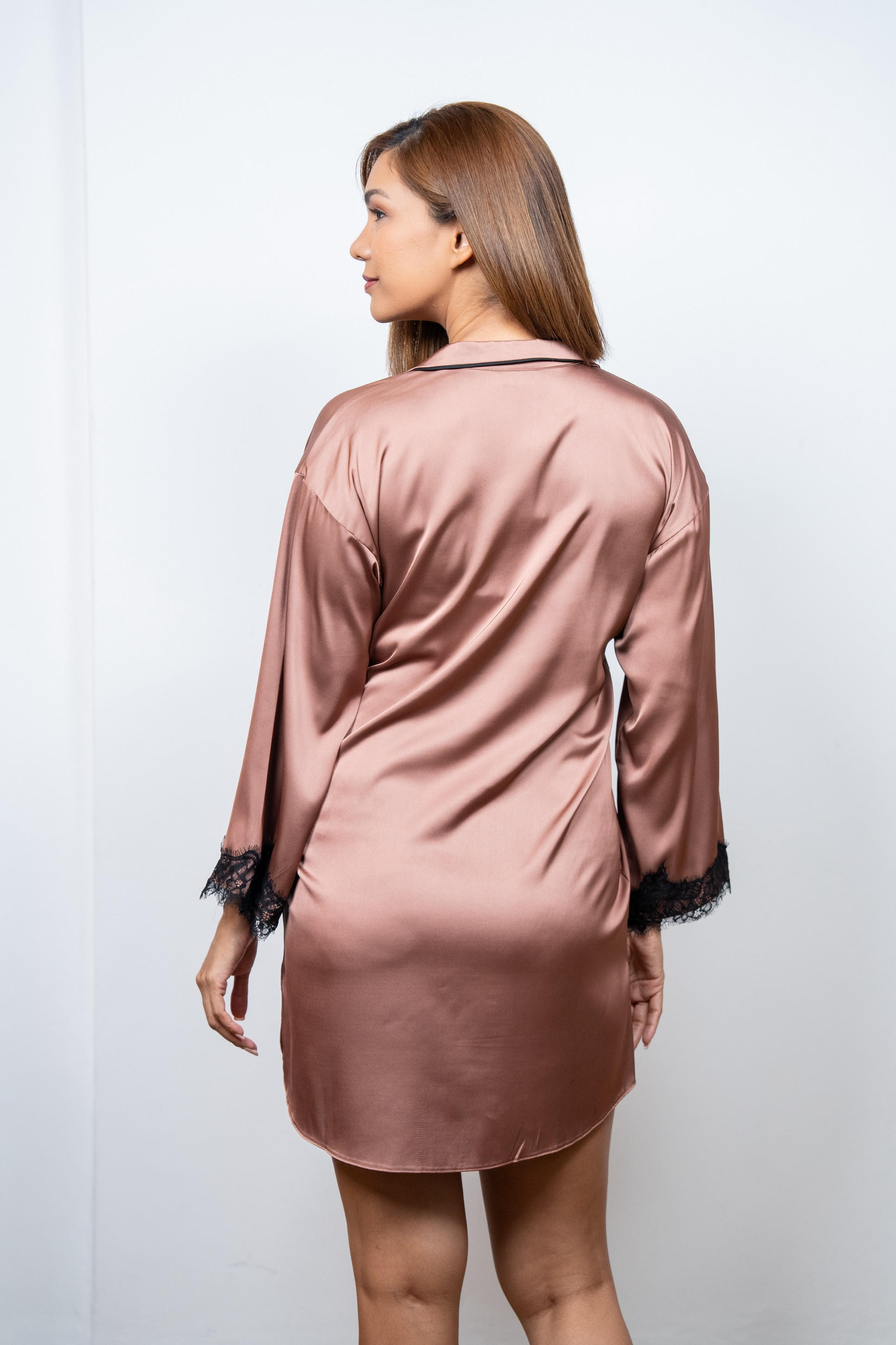 قميص نوم ساتان بأكمام طويلة وتفاصيل دانتيل وجيب من آدارايا-women-clothing-nightwear-nighties-image-4