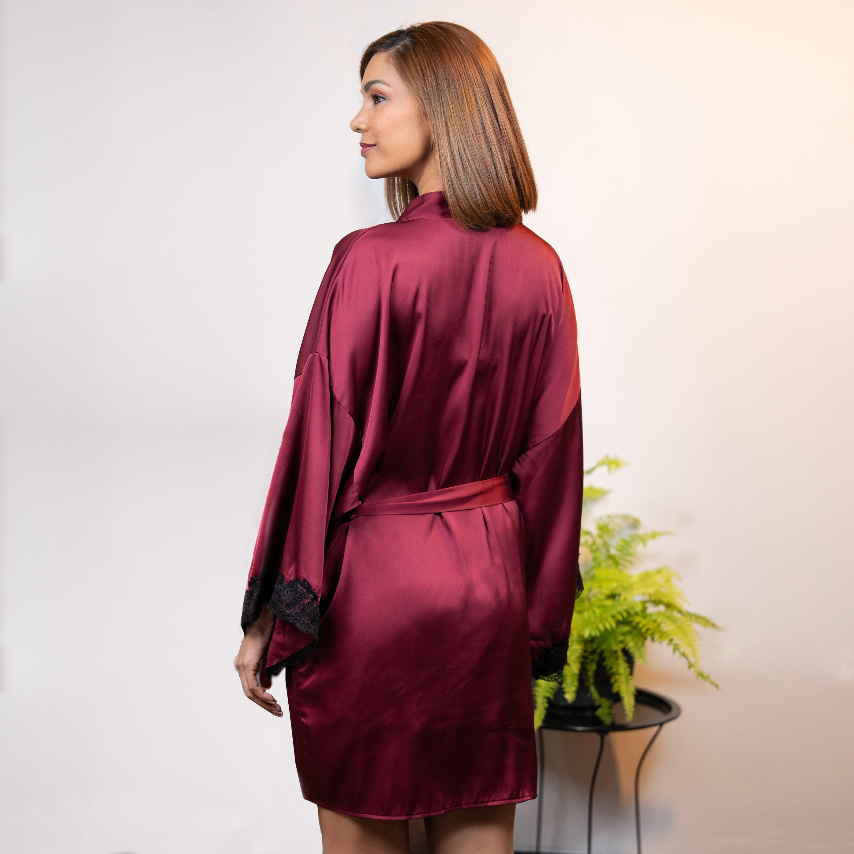روب سادة بتفاصيل دانتيل وحزام رباط من آدارايا-women-clothing-nightwear-robes-image-2