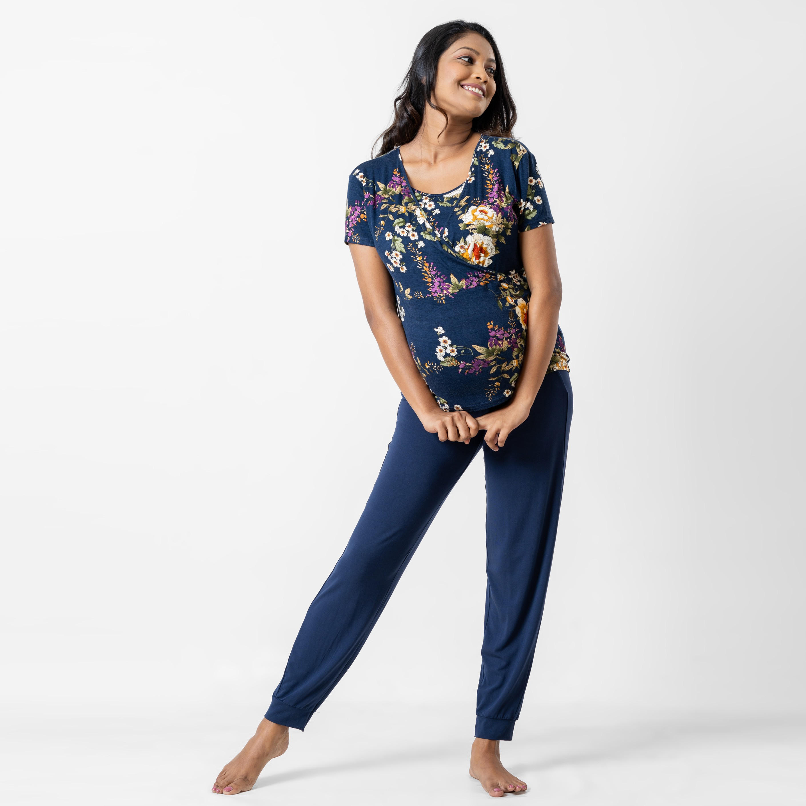 طقم بنطلون بيجاما وبلوزة للحوامل بطبعات أزهار من آدارايا-women-clothing-maternity-nightwear-image-5