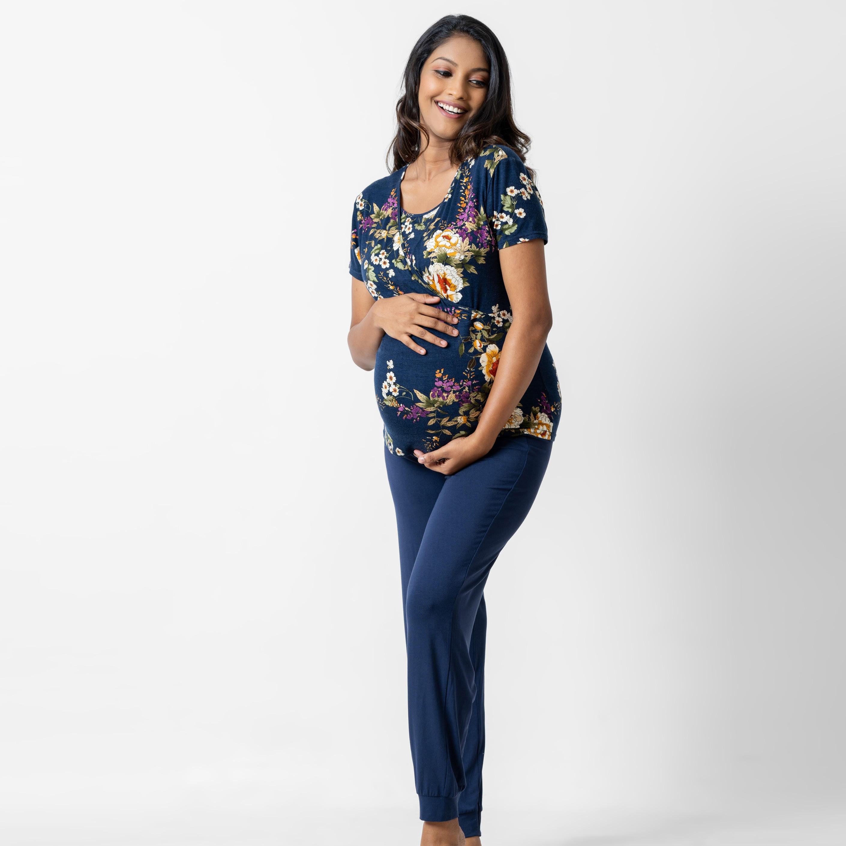 طقم بنطلون بيجاما وبلوزة للحوامل بطبعات أزهار من آدارايا-women-clothing-maternity-nightwear-image-6