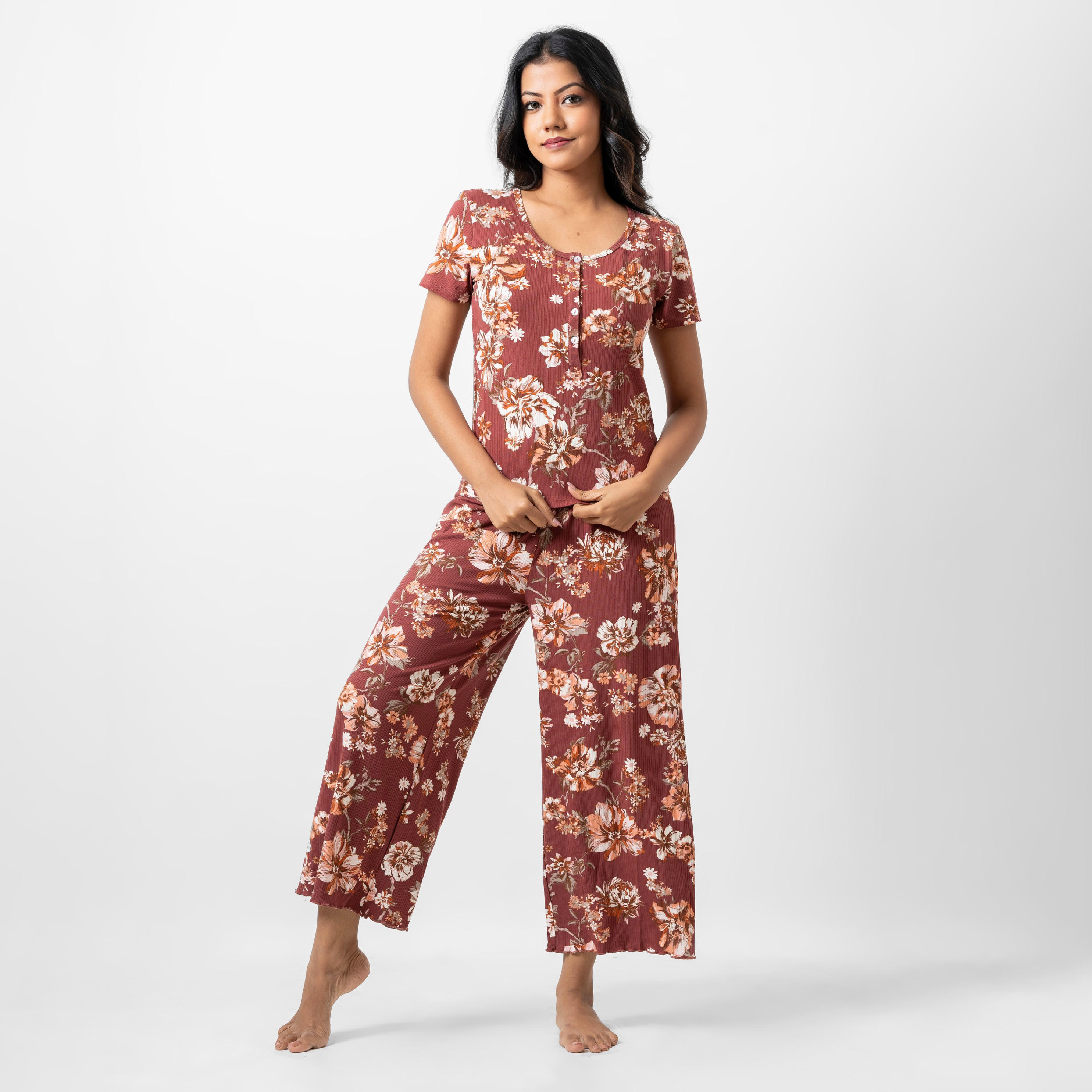 طقم تيشيرت بأكمام قصيرة وطبعات زهرية وبنطلون بيجاما واسع من آدارايا-women-clothing-nightwear-pyjamas-longsets-image-1