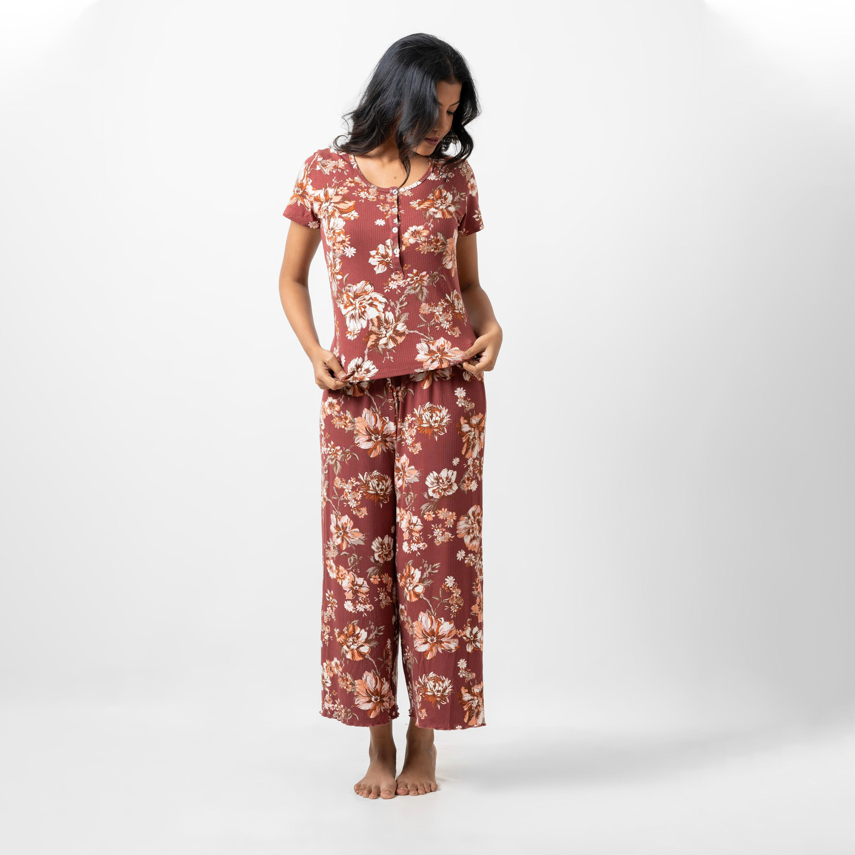 طقم تيشيرت بأكمام قصيرة وطبعات زهرية وبنطلون بيجاما واسع من آدارايا-women-clothing-nightwear-pyjamas-longsets-image-2