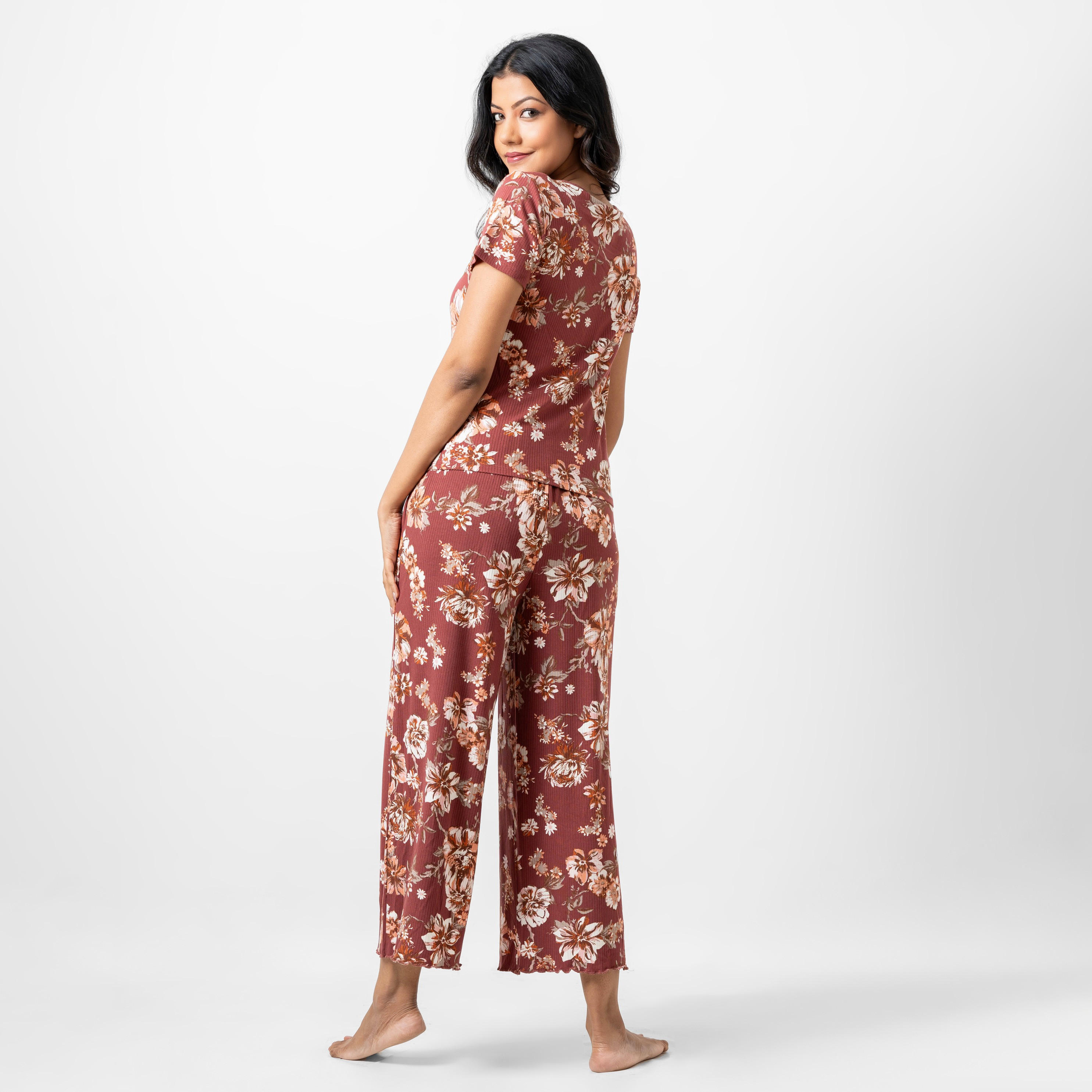 طقم تيشيرت بأكمام قصيرة وطبعات زهرية وبنطلون بيجاما واسع من آدارايا-women-clothing-nightwear-pyjamas-longsets-image-3