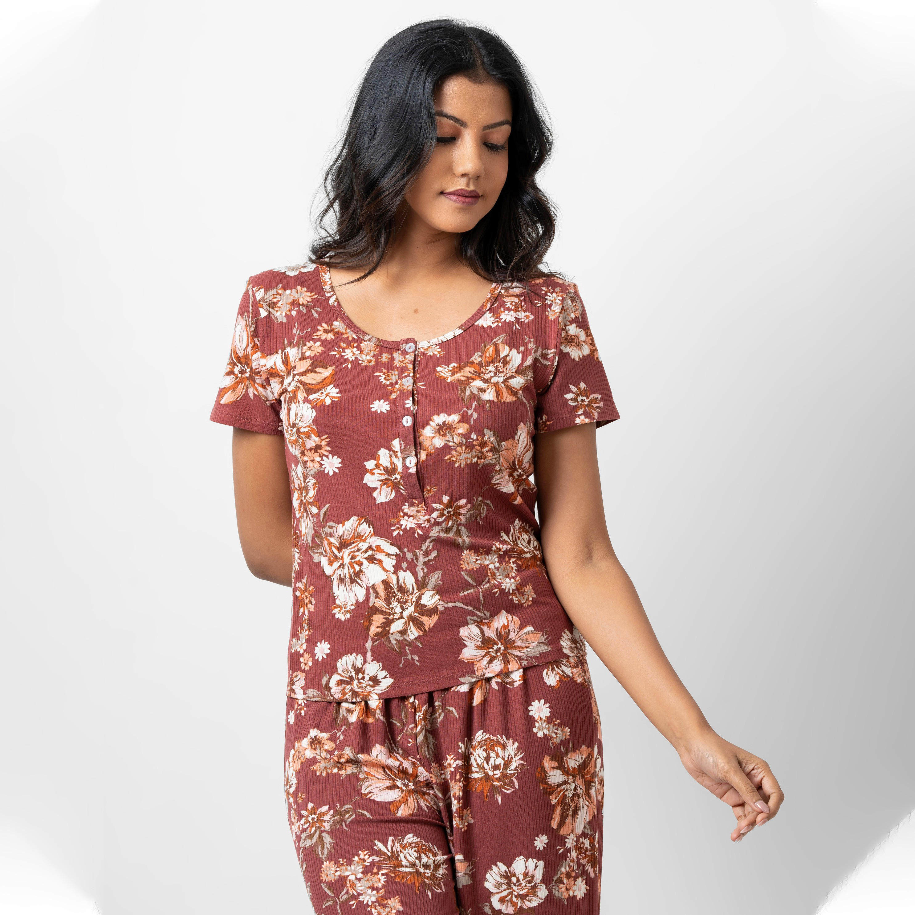 طقم تيشيرت بأكمام قصيرة وطبعات زهرية وبنطلون بيجاما واسع من آدارايا-women-clothing-nightwear-pyjamas-longsets-image-4