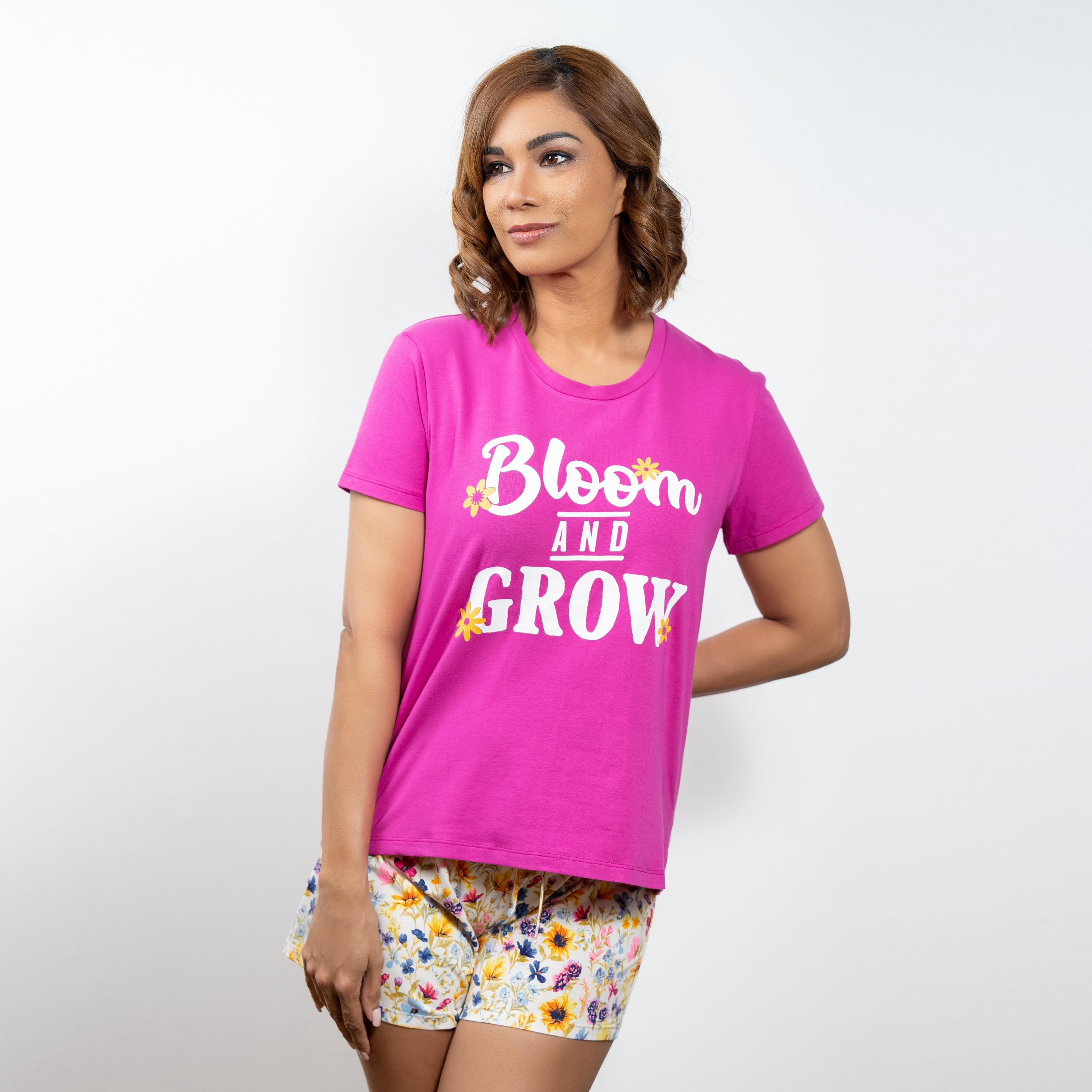 طقم تيشيرت بياقة مستديرة وطبعات مع شورت مطاطي من آدارايا-women-clothing-nightwear-pyjamas-shortsets-image-2