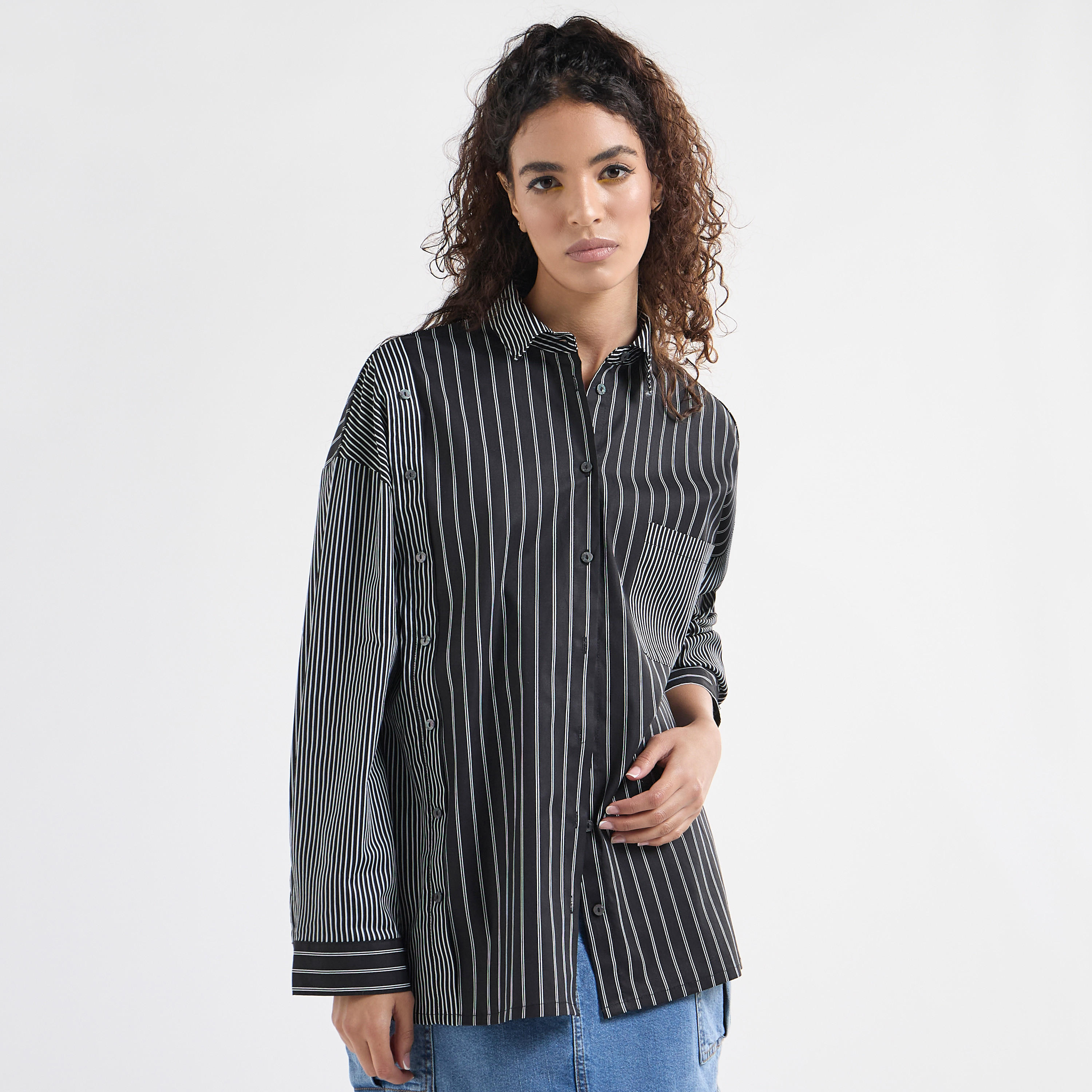 قميص مخطط بقصّة عادية وياقة وأكمام طويلة وجيب على الصدر-women-clothing-shirtsandblouses-shirts-image-1