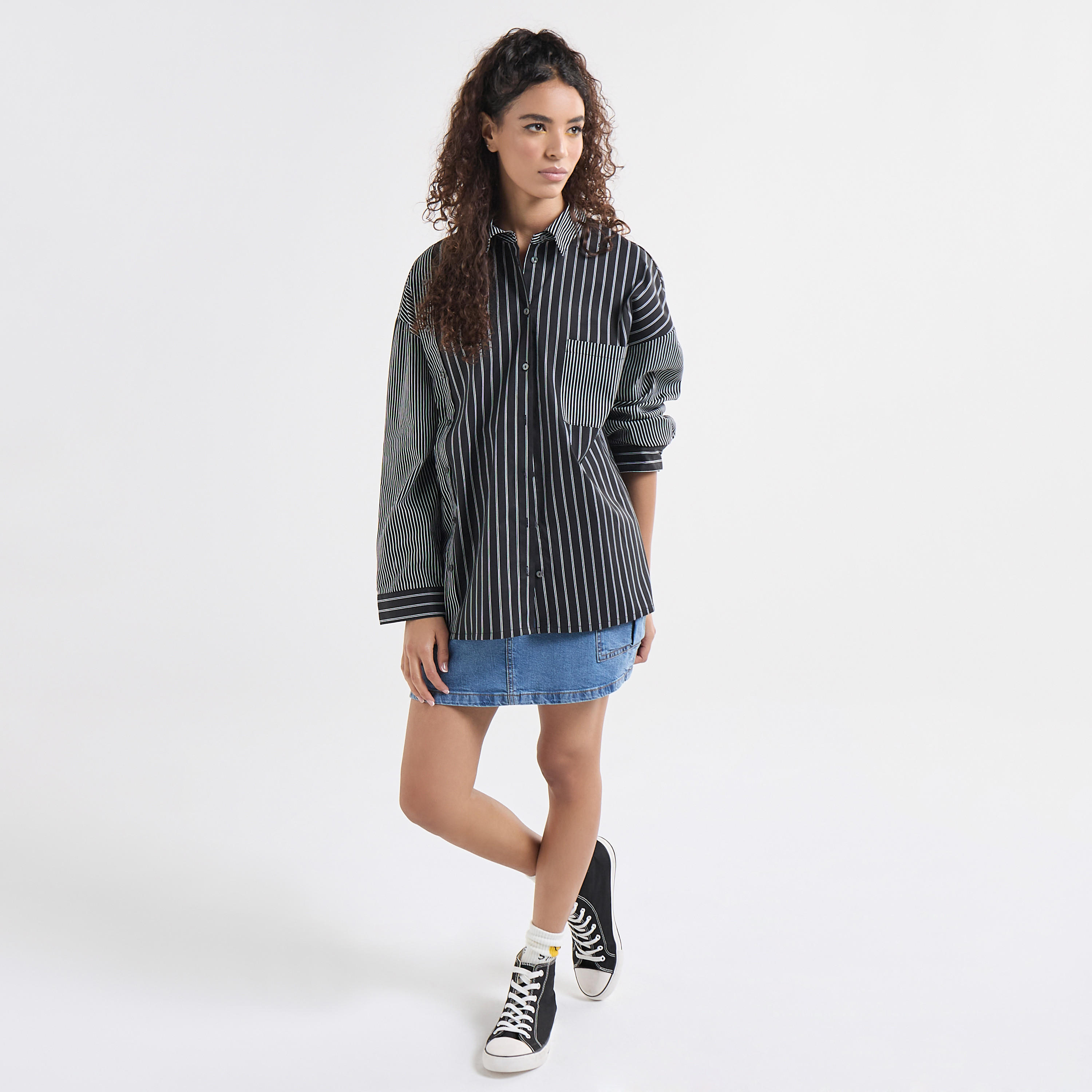 قميص مخطط بقصّة عادية وياقة وأكمام طويلة وجيب على الصدر-women-clothing-shirtsandblouses-shirts-image-2