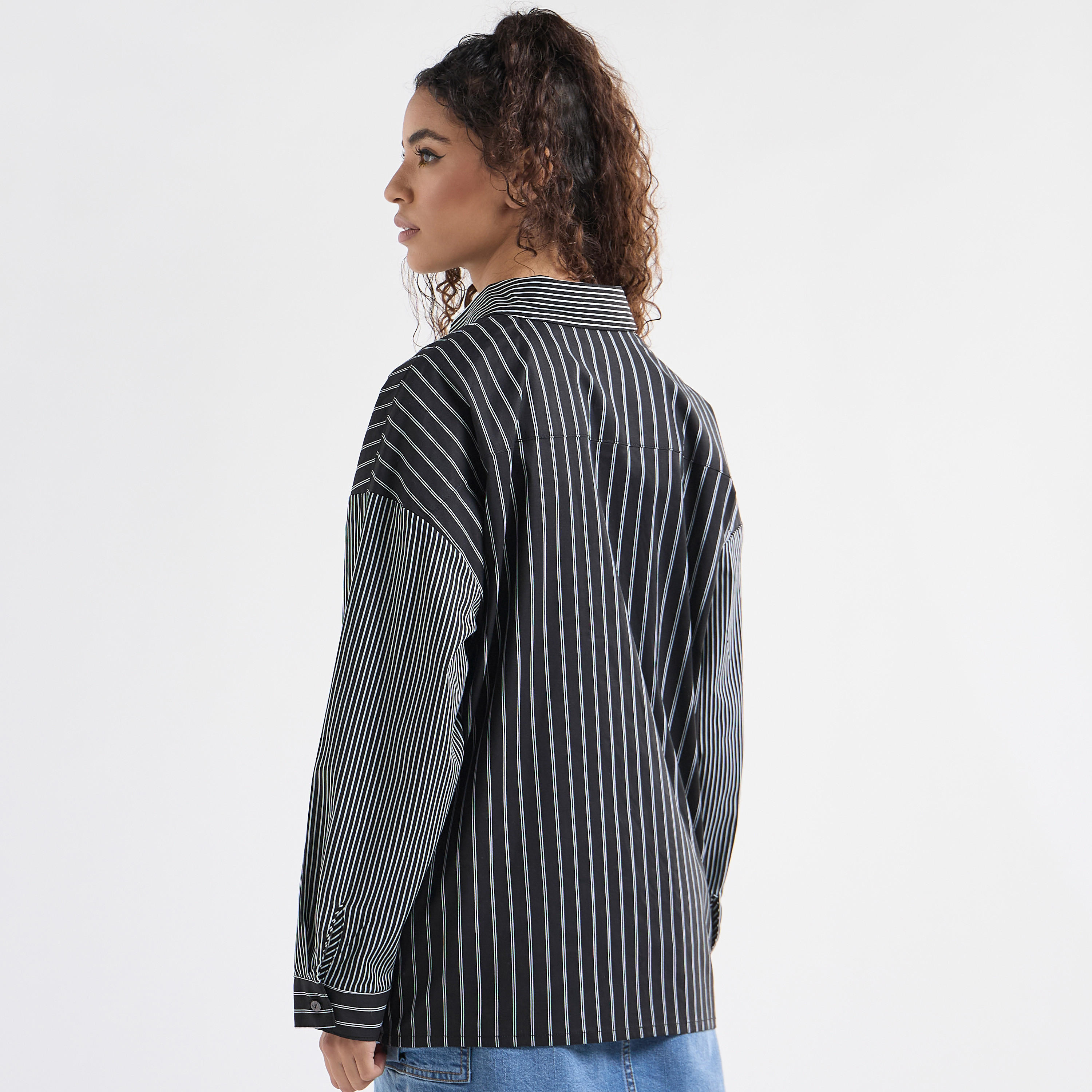 قميص مخطط بقصّة عادية وياقة وأكمام طويلة وجيب على الصدر-women-clothing-shirtsandblouses-shirts-image-3