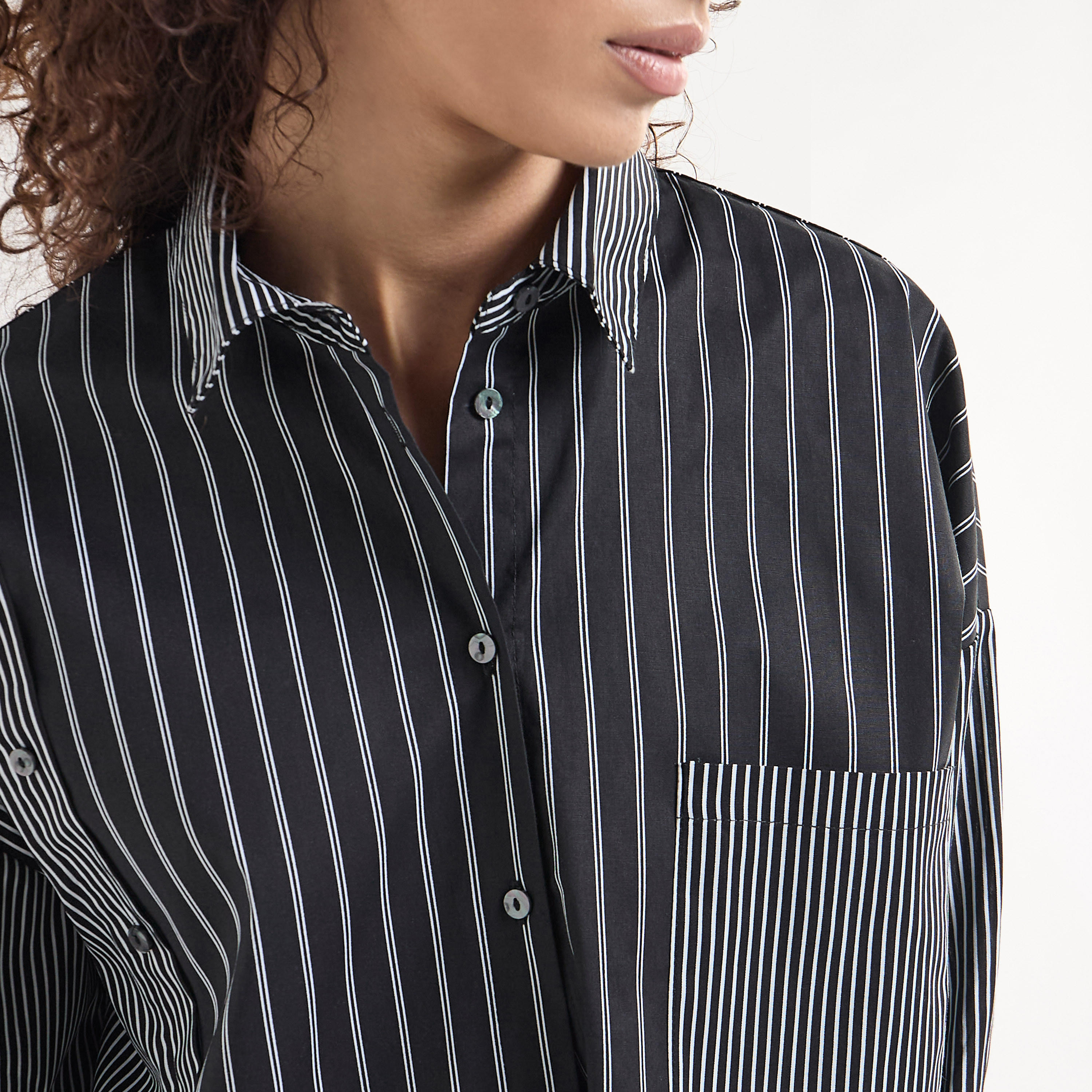 قميص مخطط بقصّة عادية وياقة وأكمام طويلة وجيب على الصدر-women-clothing-shirtsandblouses-shirts-image-4