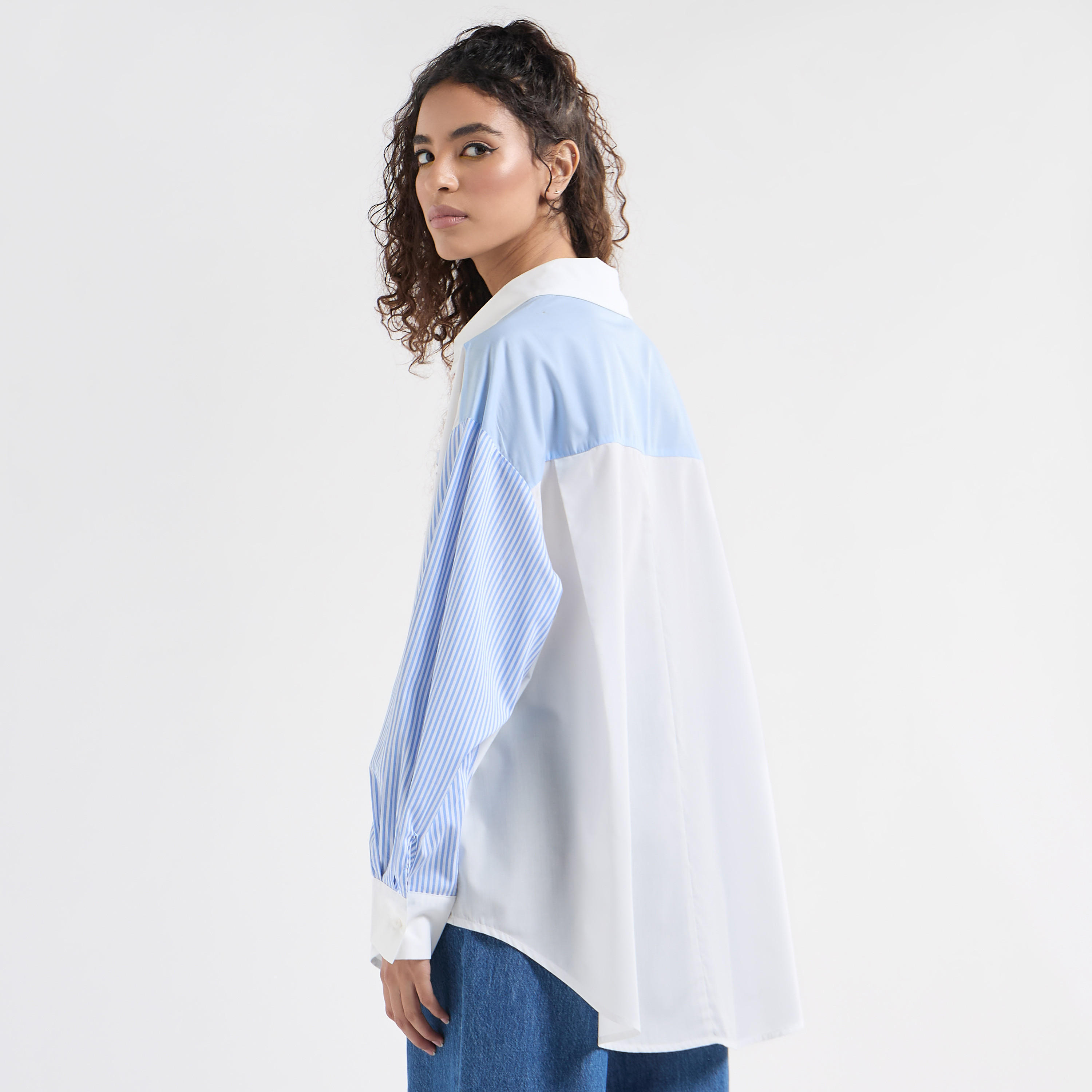 قميص مقاس كبير بقصّة مريحة وكتف منسدل وأكمام طويلة مقلّمة-women-clothing-shirtsandblouses-shirts-image-3