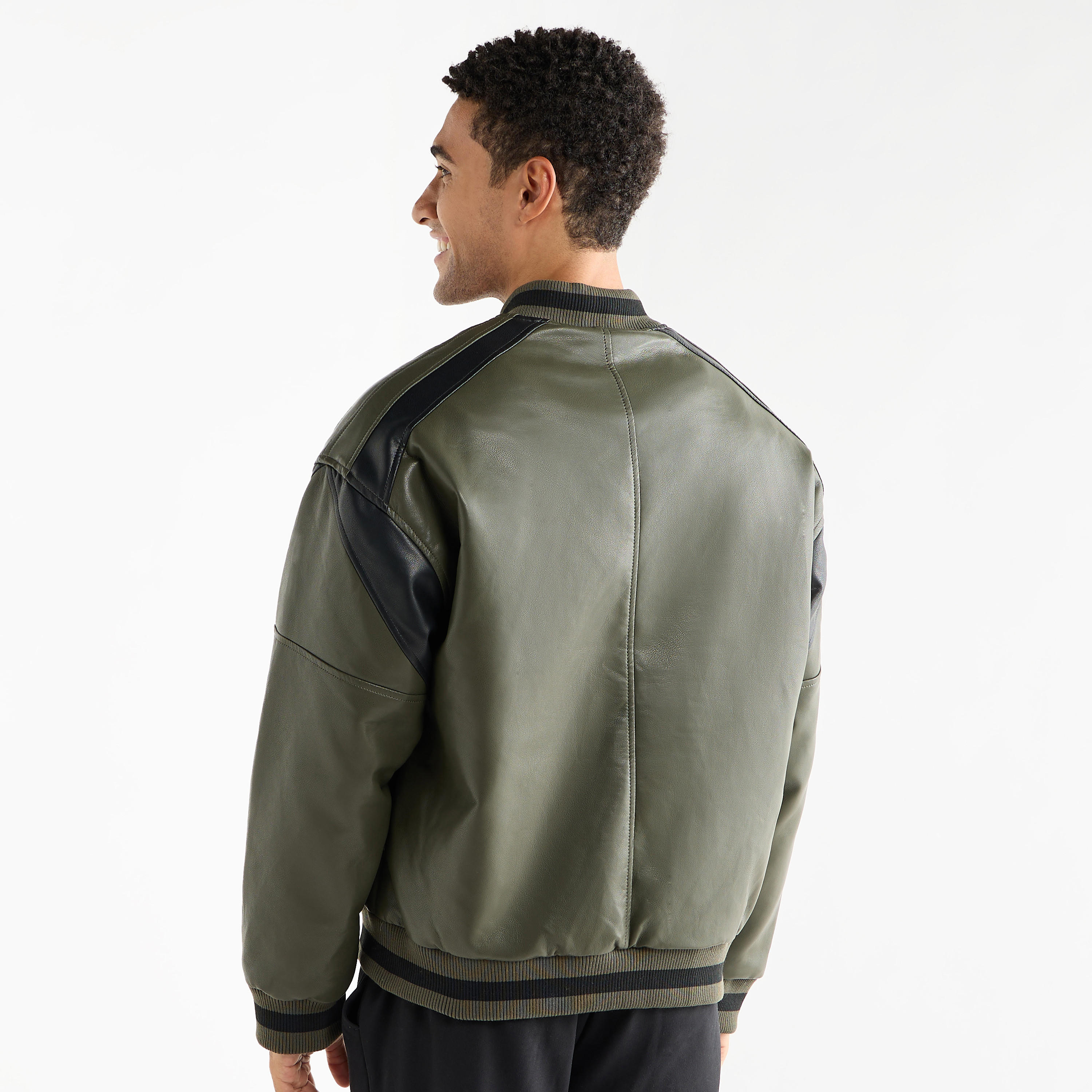 جاكيت بومبر سادة بزر إغلاق كبس-men-clothing-jacketsandblazers-jackets-image-3