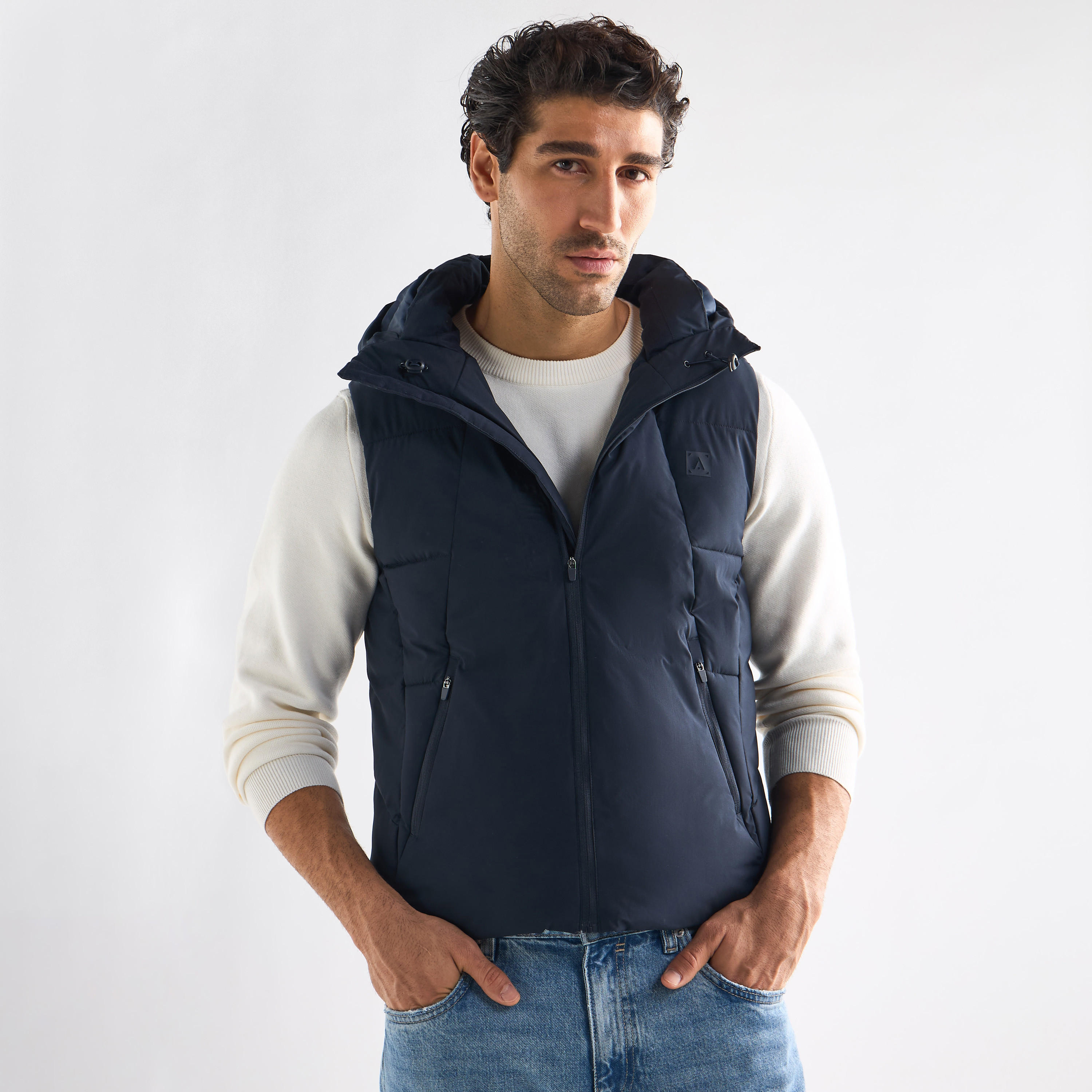 جاكيت مبطّن دون أكمام بقبعة وسحّاب إغلاق-men-clothing-jacketsandblazers-jackets-image-1