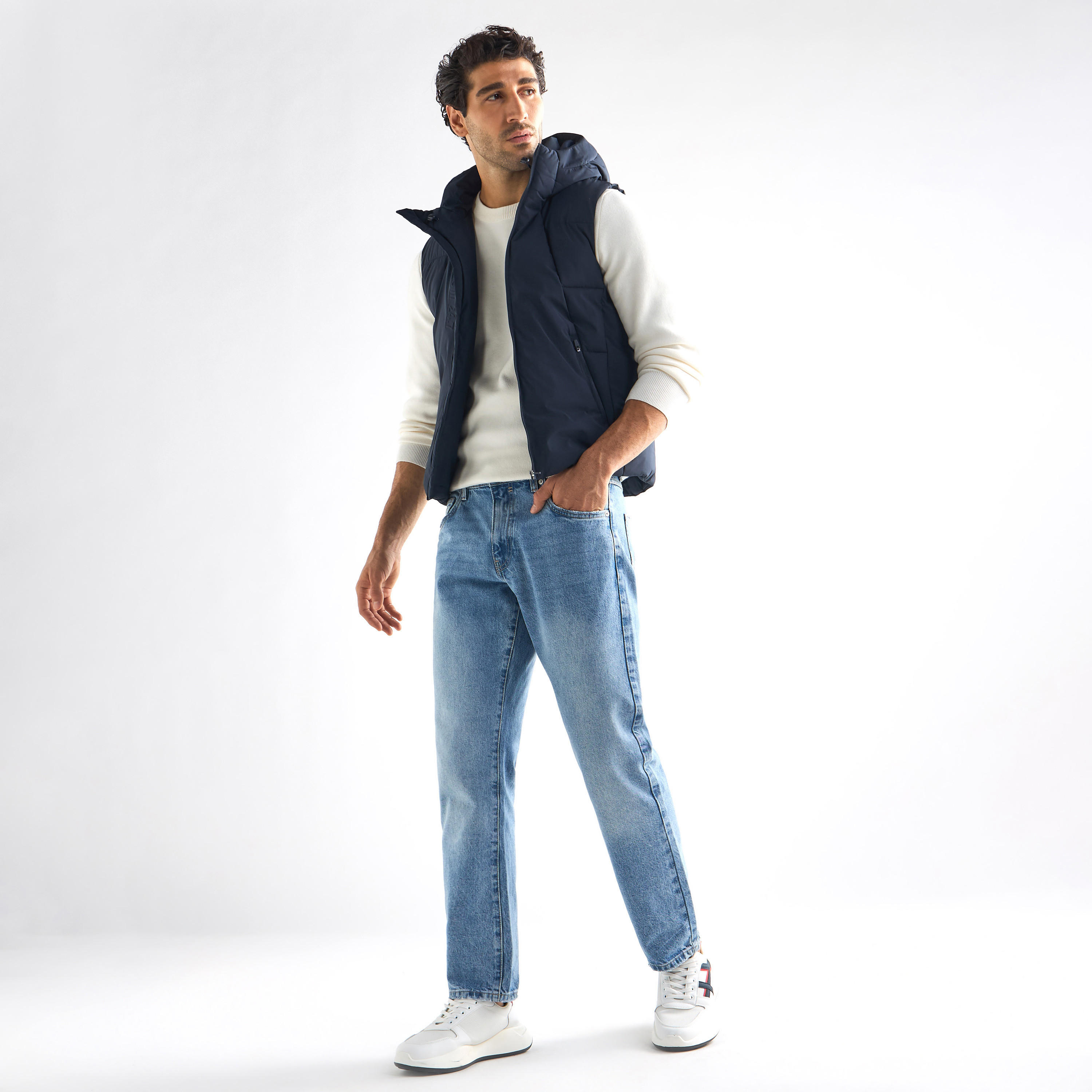 جاكيت مبطّن دون أكمام بقبعة وسحّاب إغلاق-men-clothing-jacketsandblazers-jackets-image-2