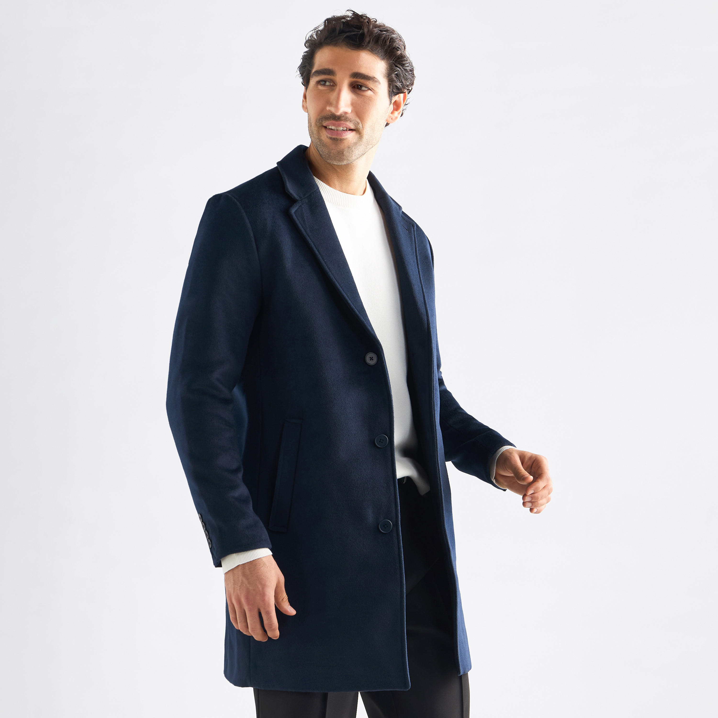 معطف سادة بأكمام طويلة وياقة مطوية وجيوب-men-clothing-jacketsandblazers-coats-image-1