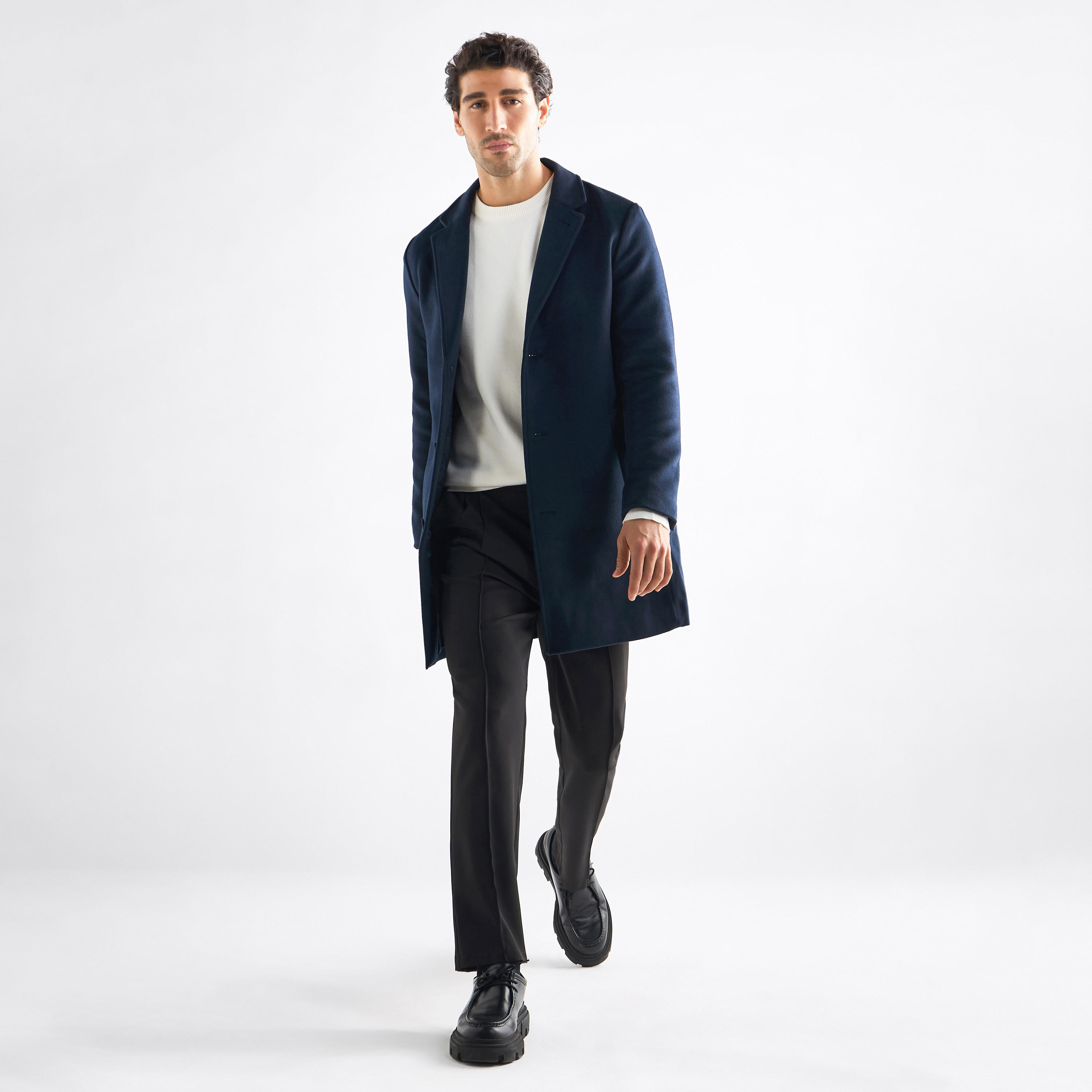 معطف سادة بأكمام طويلة وياقة مطوية وجيوب-men-clothing-jacketsandblazers-coats-image-2