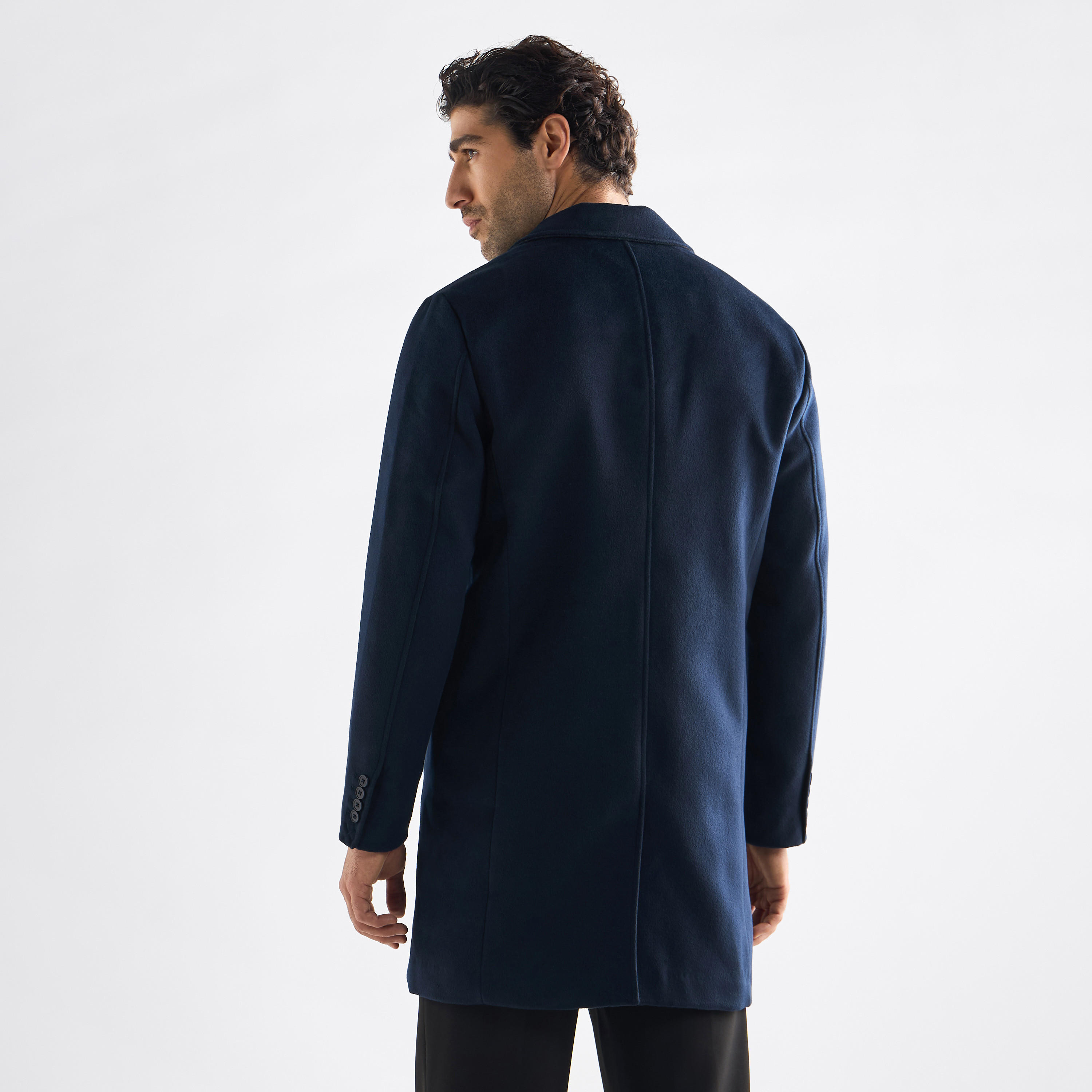 معطف سادة بأكمام طويلة وياقة مطوية وجيوب-men-clothing-jacketsandblazers-coats-image-3