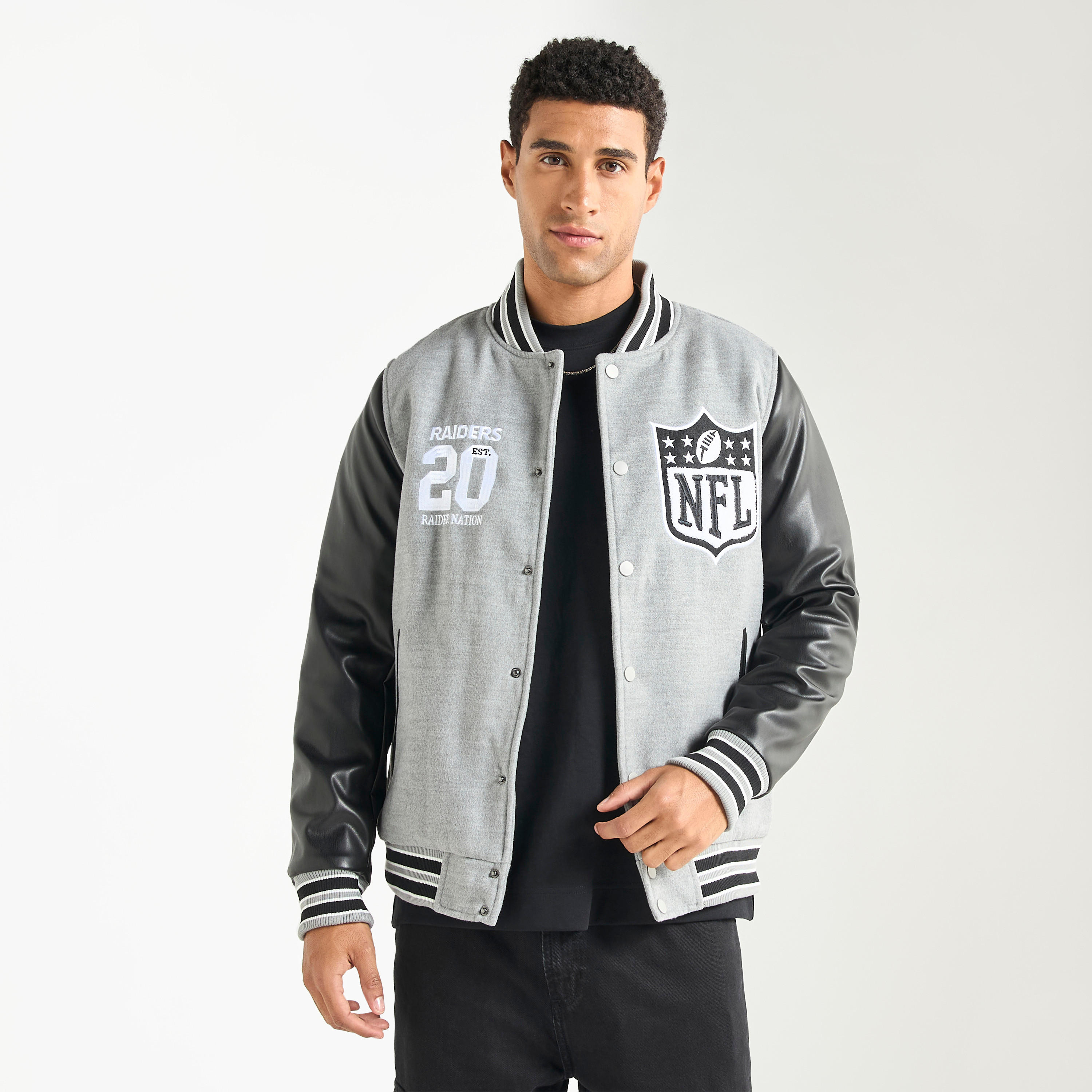 جاكيت فارستي مطرّز بقوالب ملونة وأكمام طويلة وزر إغلاق-men-clothing-jacketsandblazers-jackets-image-1