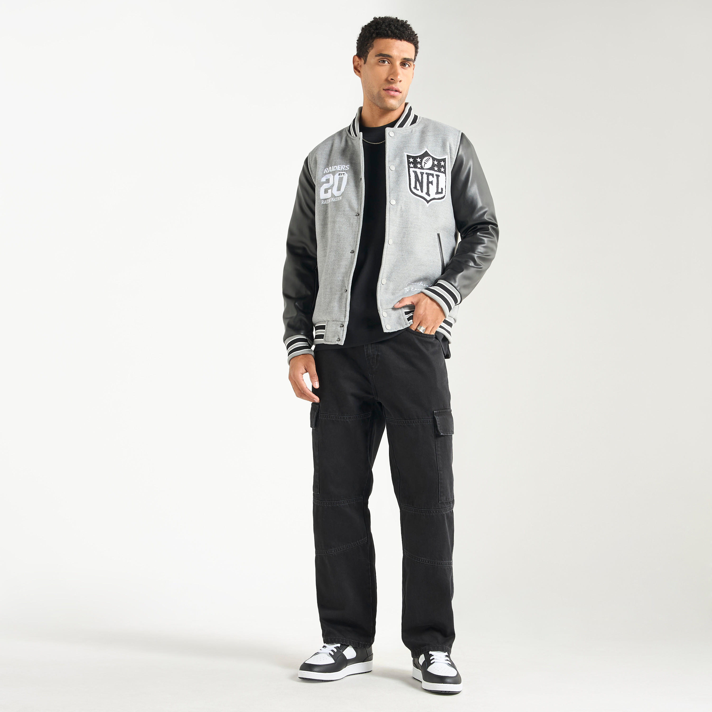 جاكيت فارستي مطرّز بقوالب ملونة وأكمام طويلة وزر إغلاق-men-clothing-jacketsandblazers-jackets-image-2